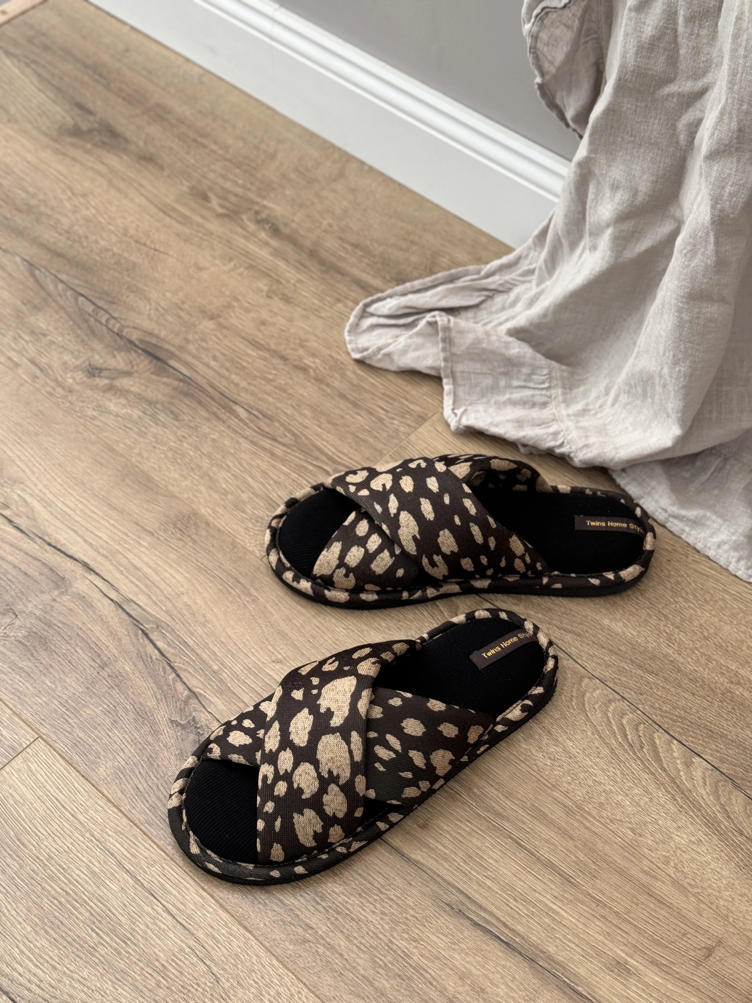 Kapcie damskie HS-VL na krzyż animal print, czarne