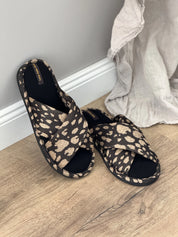 Kapcie damskie HS-VL na krzyż animal print, czarne