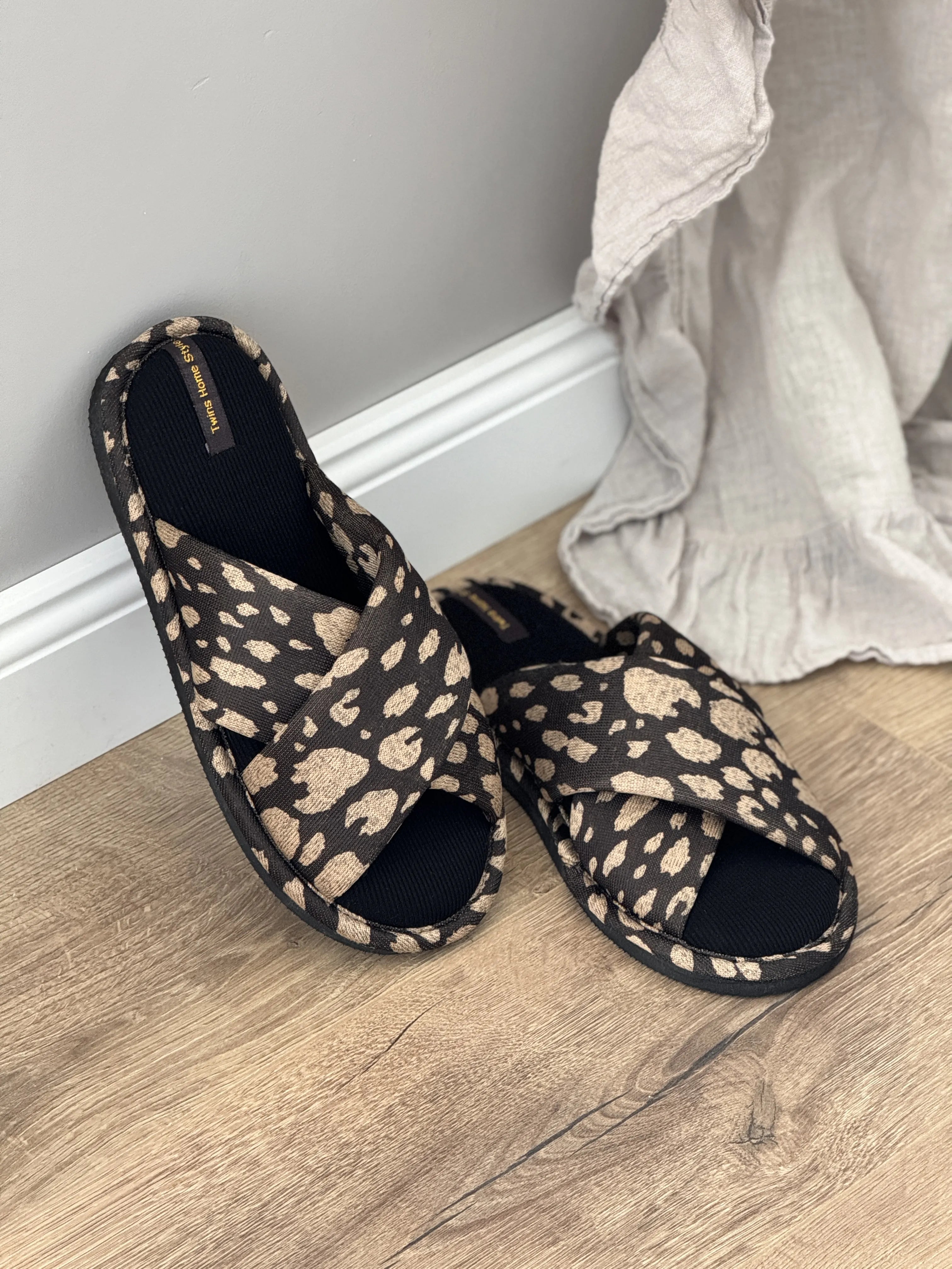 Kapcie damskie HS-VL na krzyż animal print, czarne