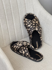 Kapcie damskie HS-VL na krzyż animal print, czarne