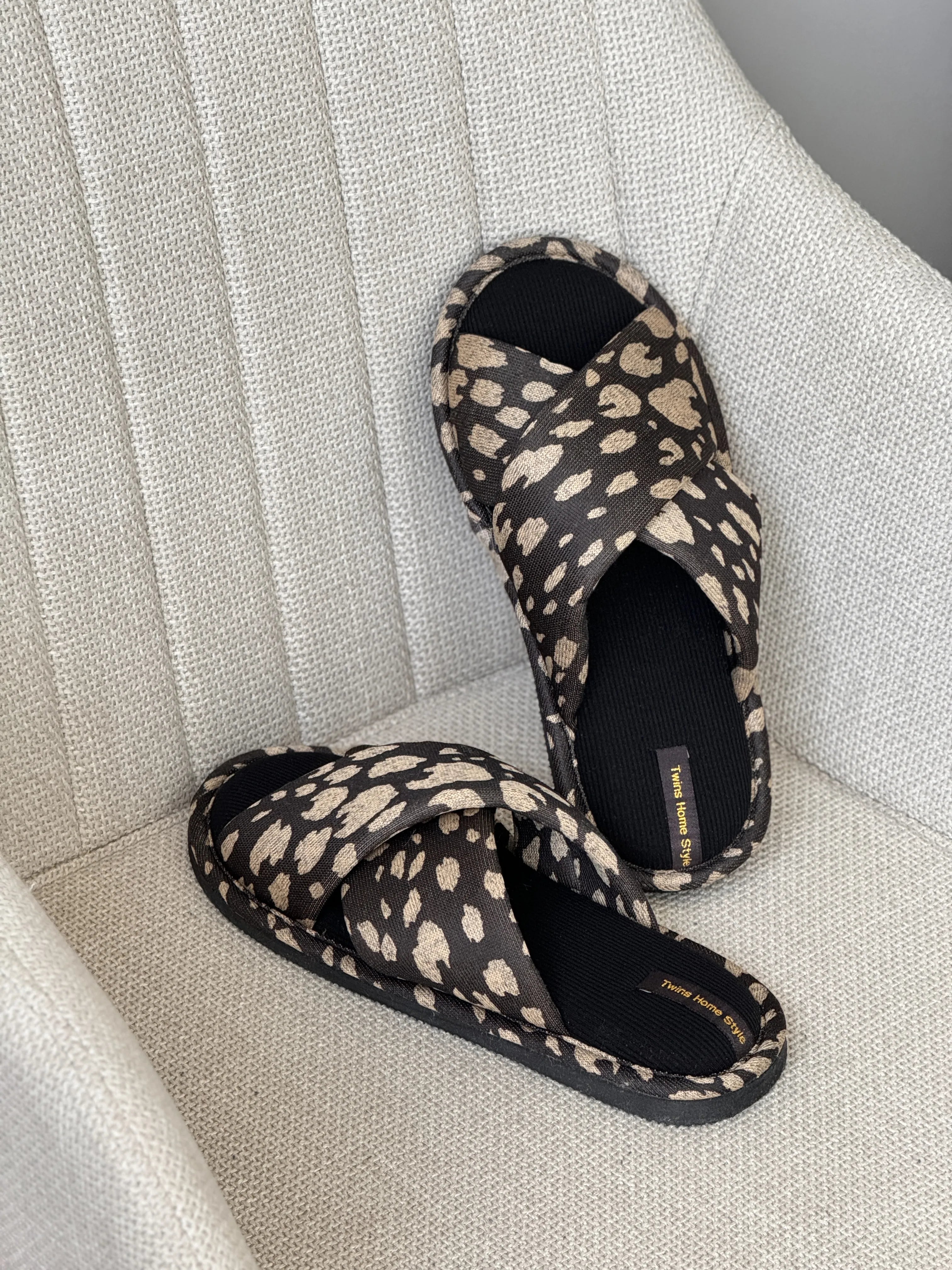 Kapcie damskie HS-VL na krzyż animal print, czarne