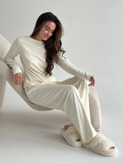 Longsleeve z dekoltem łódka „Delicacy", dzianina, mleczny