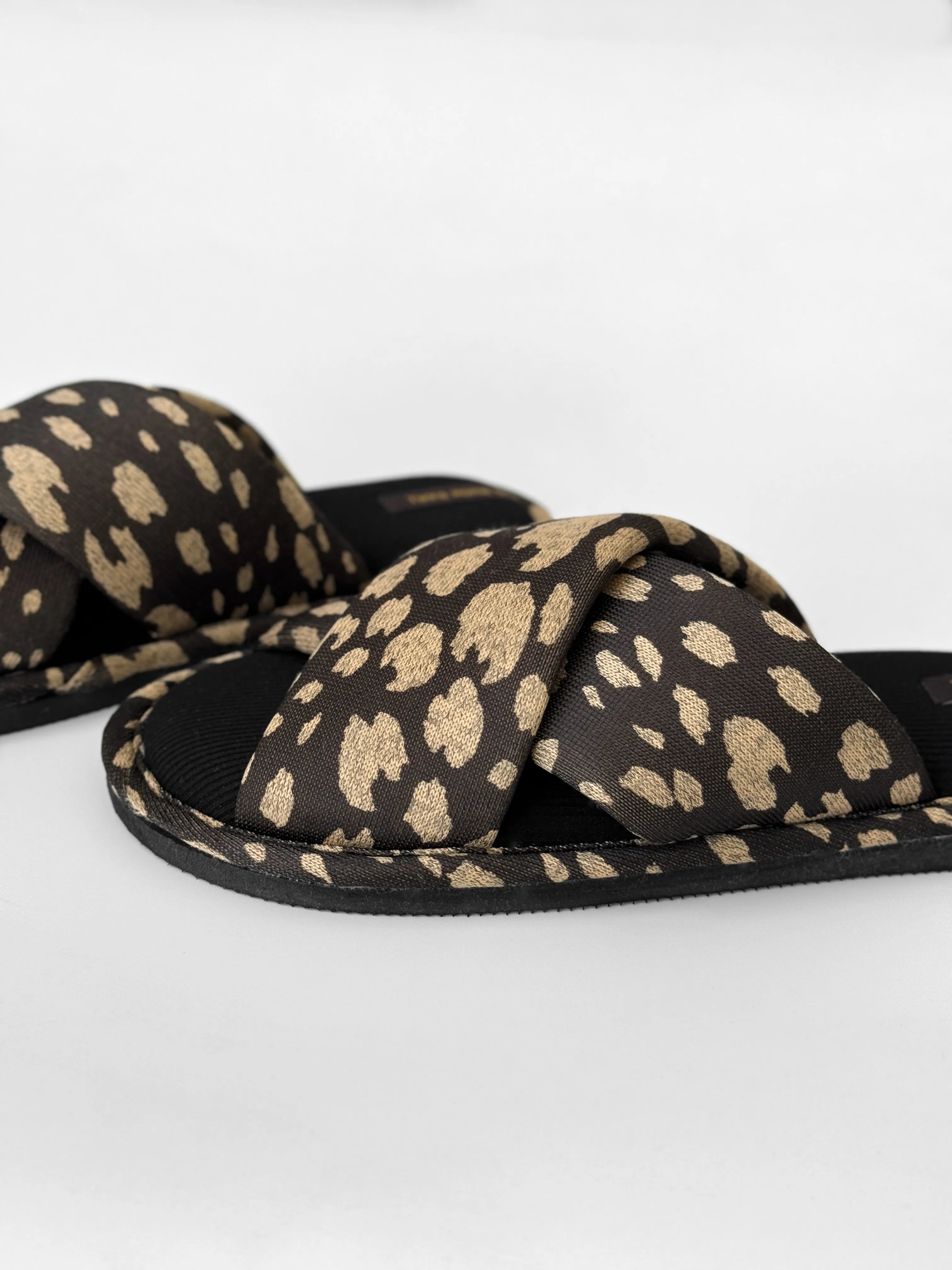 Kapcie damskie HS-VL na krzyż animal print, czarne