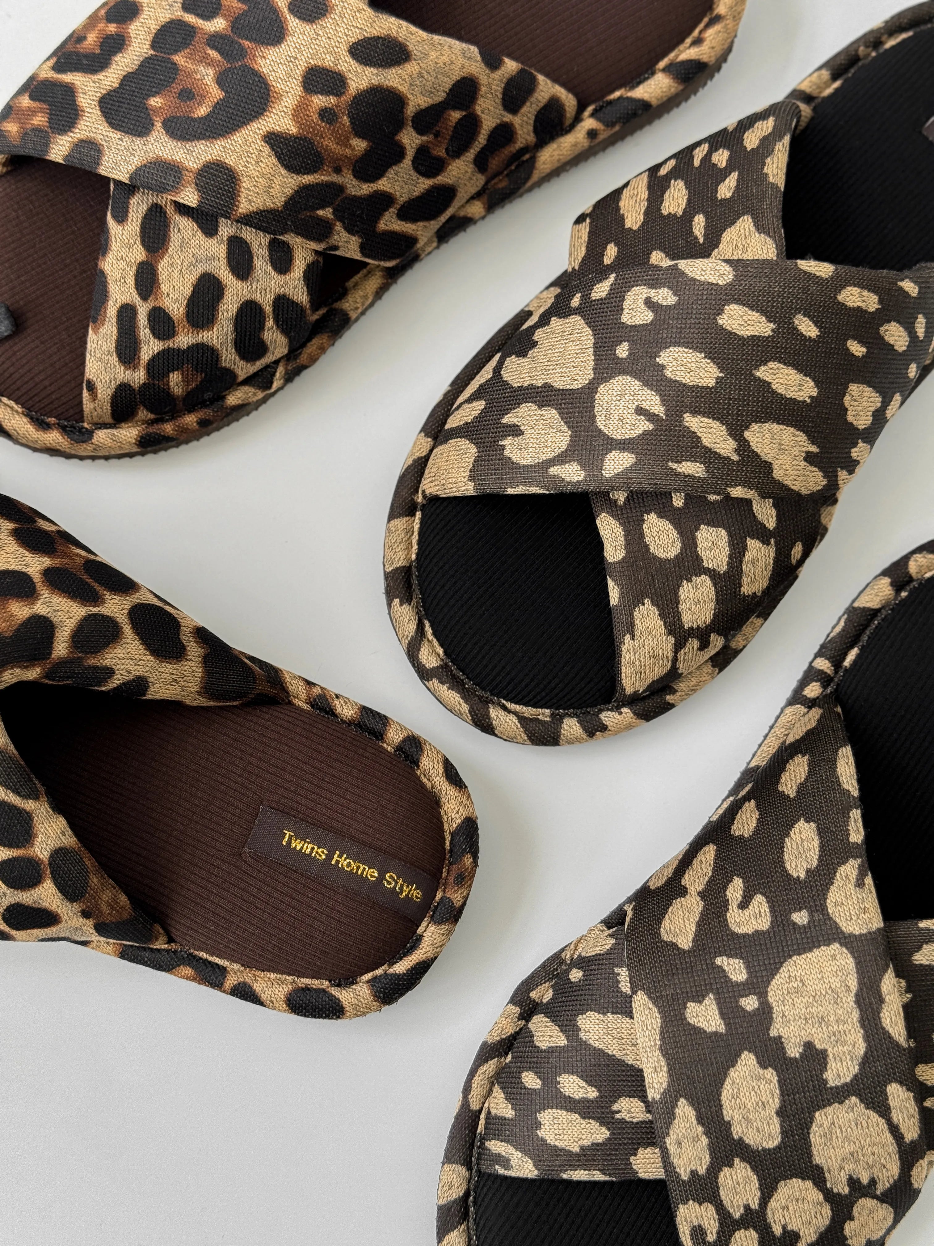 Kapcie damskie HS-VL na krzyż animal print, czarne