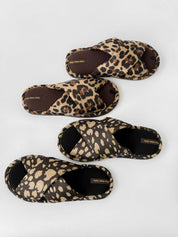 Kapcie damskie HS-VL na krzyż animal print, czarne