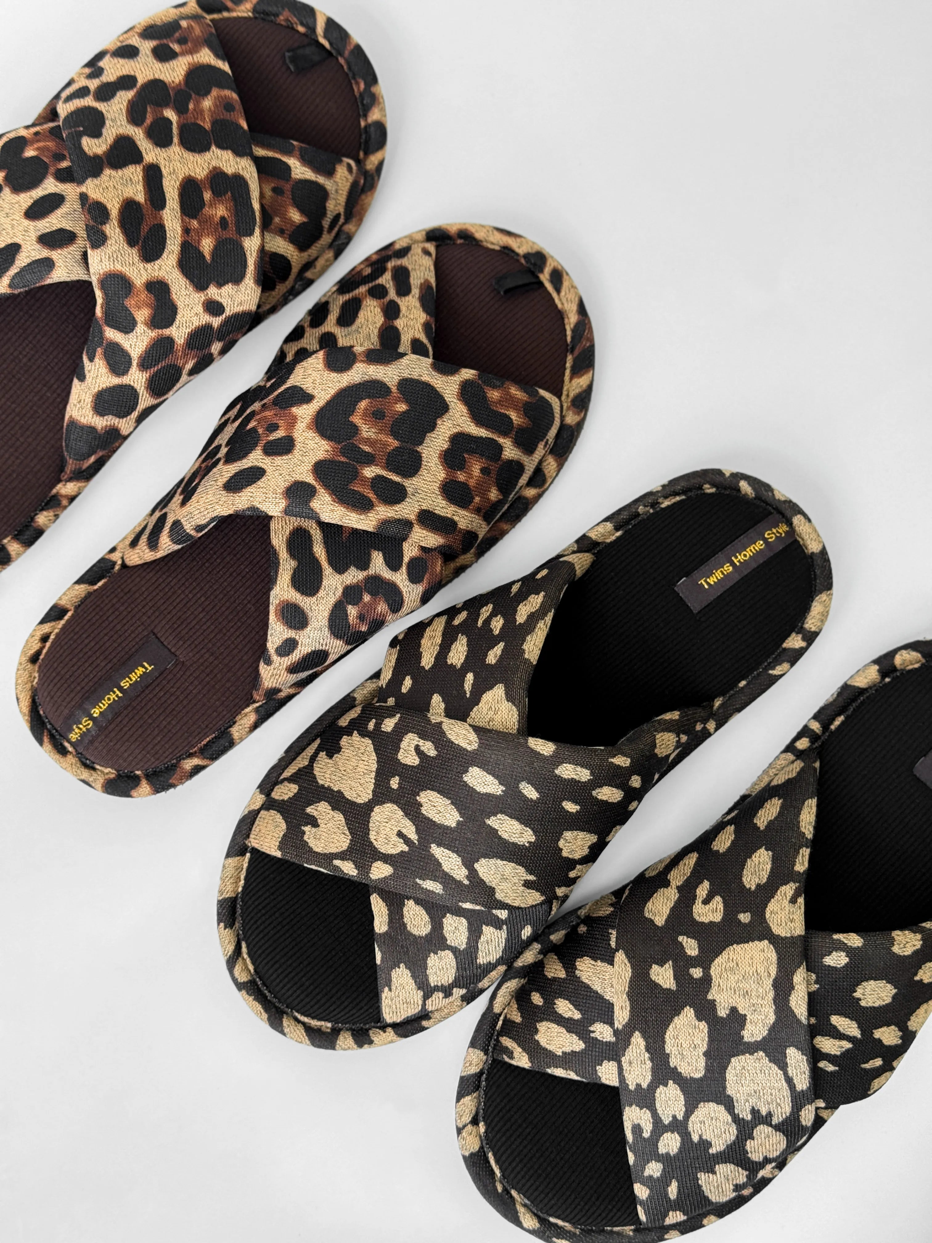 Kapcie damskie HS-VL na krzyż animal print, czarne