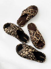 Kapcie damskie HS-VL na krzyż animal print, czarne