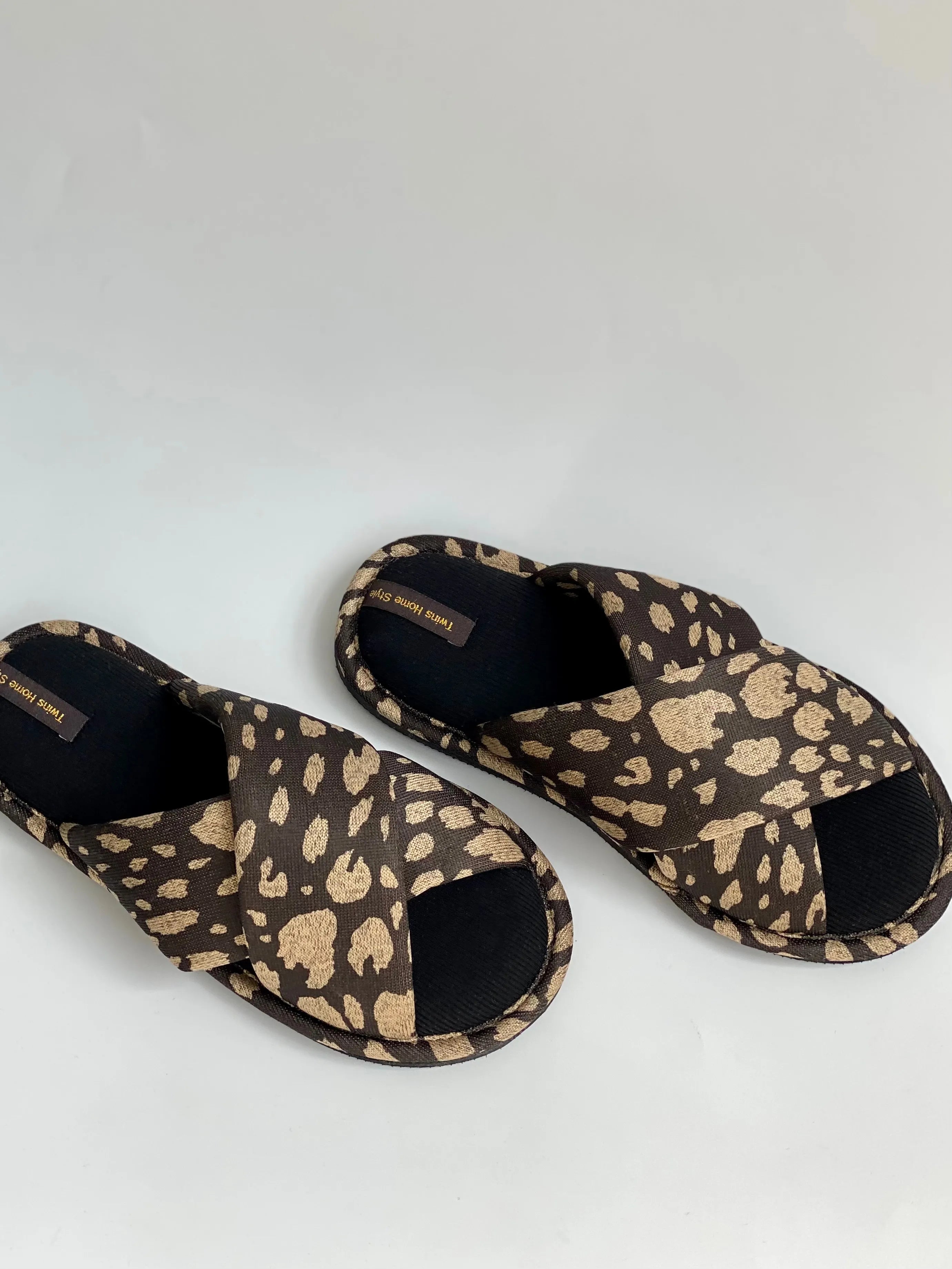 Kapcie damskie HS-VL na krzyż animal print, czarne