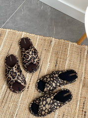 Kapcie damskie HS-VL na krzyż animal print, czarne