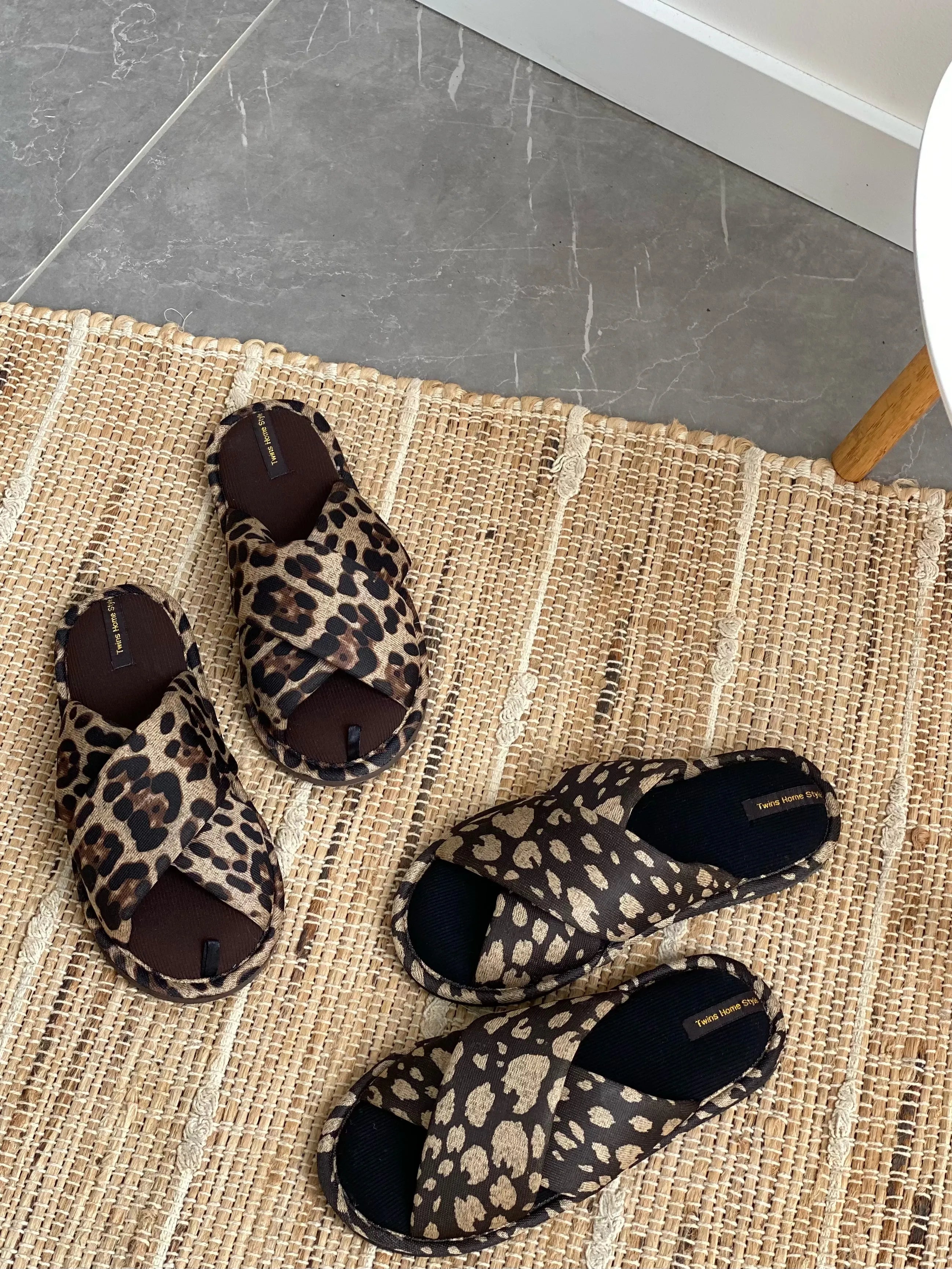 Kapcie damskie HS-VL na krzyż animal print, czarne