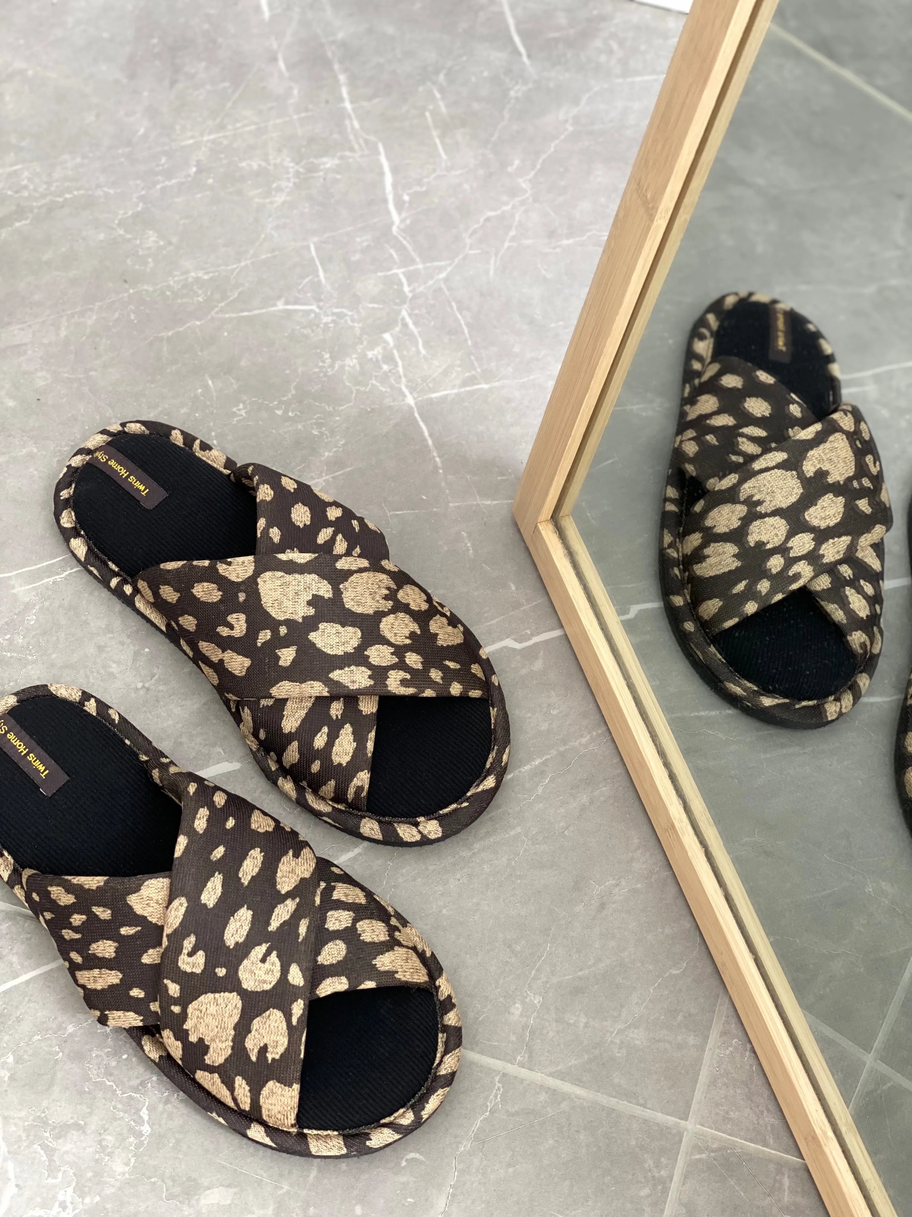 Kapcie damskie HS-VL na krzyż animal print, czarne