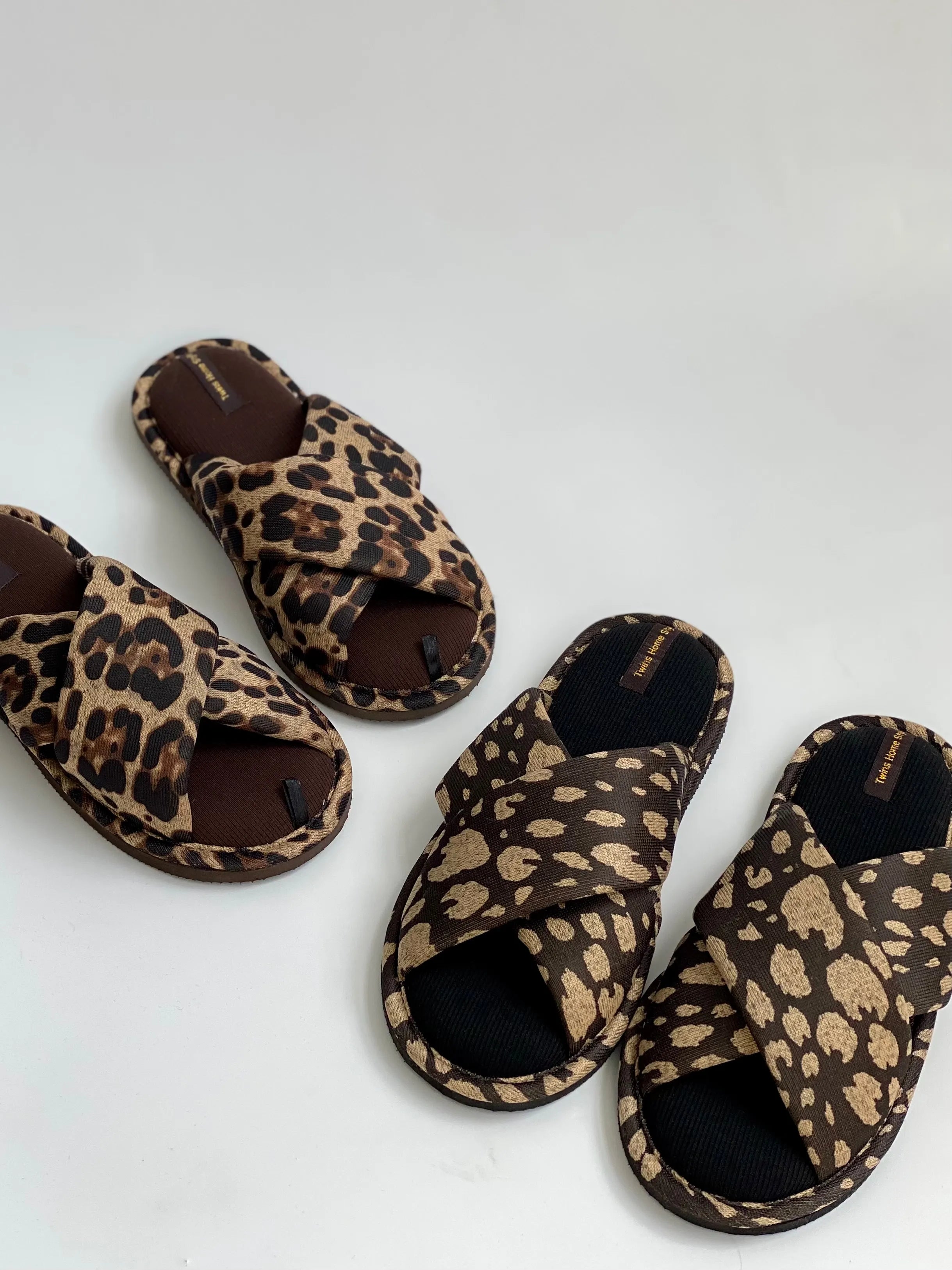 Kapcie damskie HS-VL na krzyż animal print, czarne