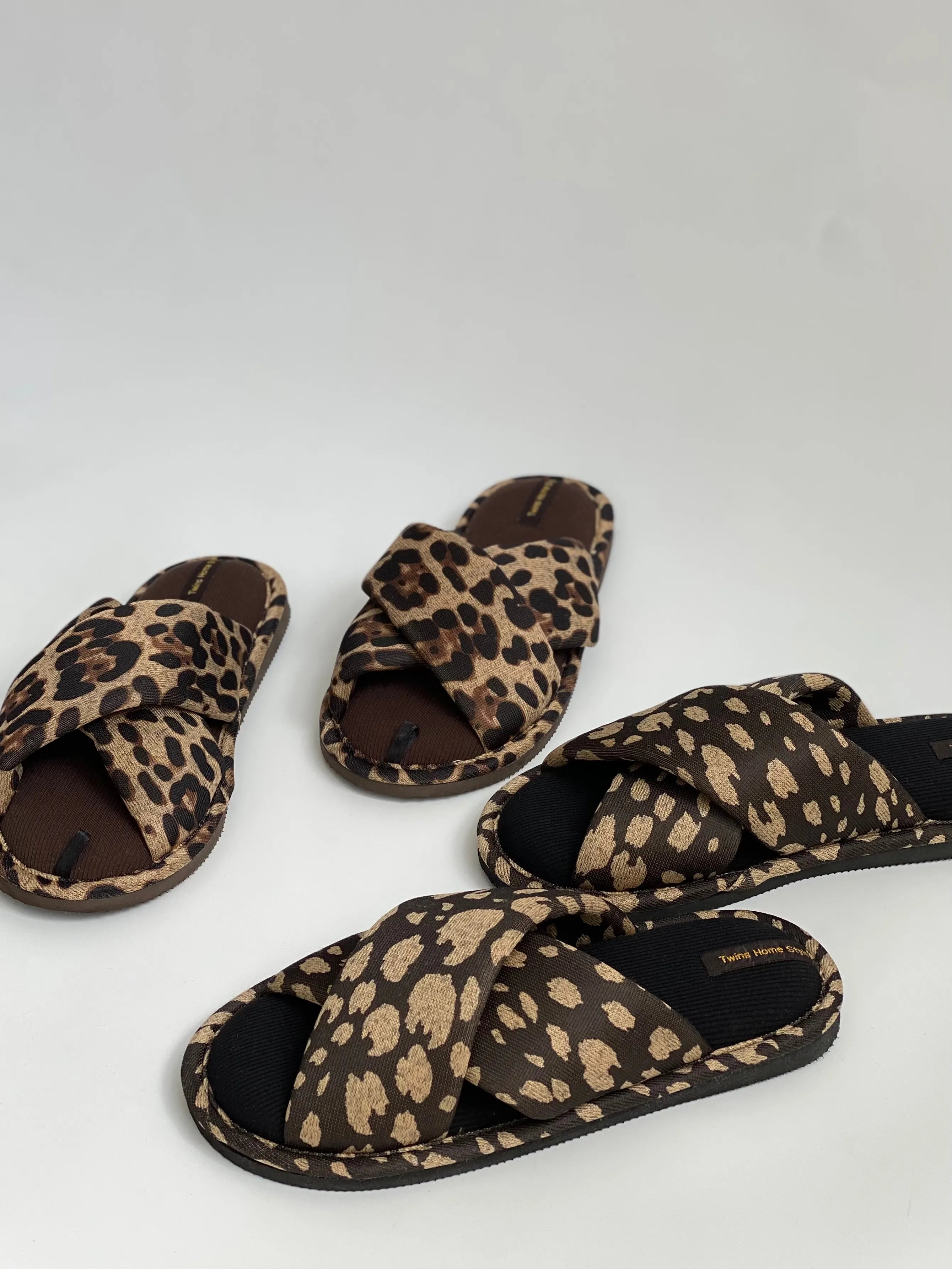 Kapcie damskie HS-VL na krzyż animal print, czarne