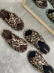 Kapcie damskie HS-VL na krzyż animal print, czarne