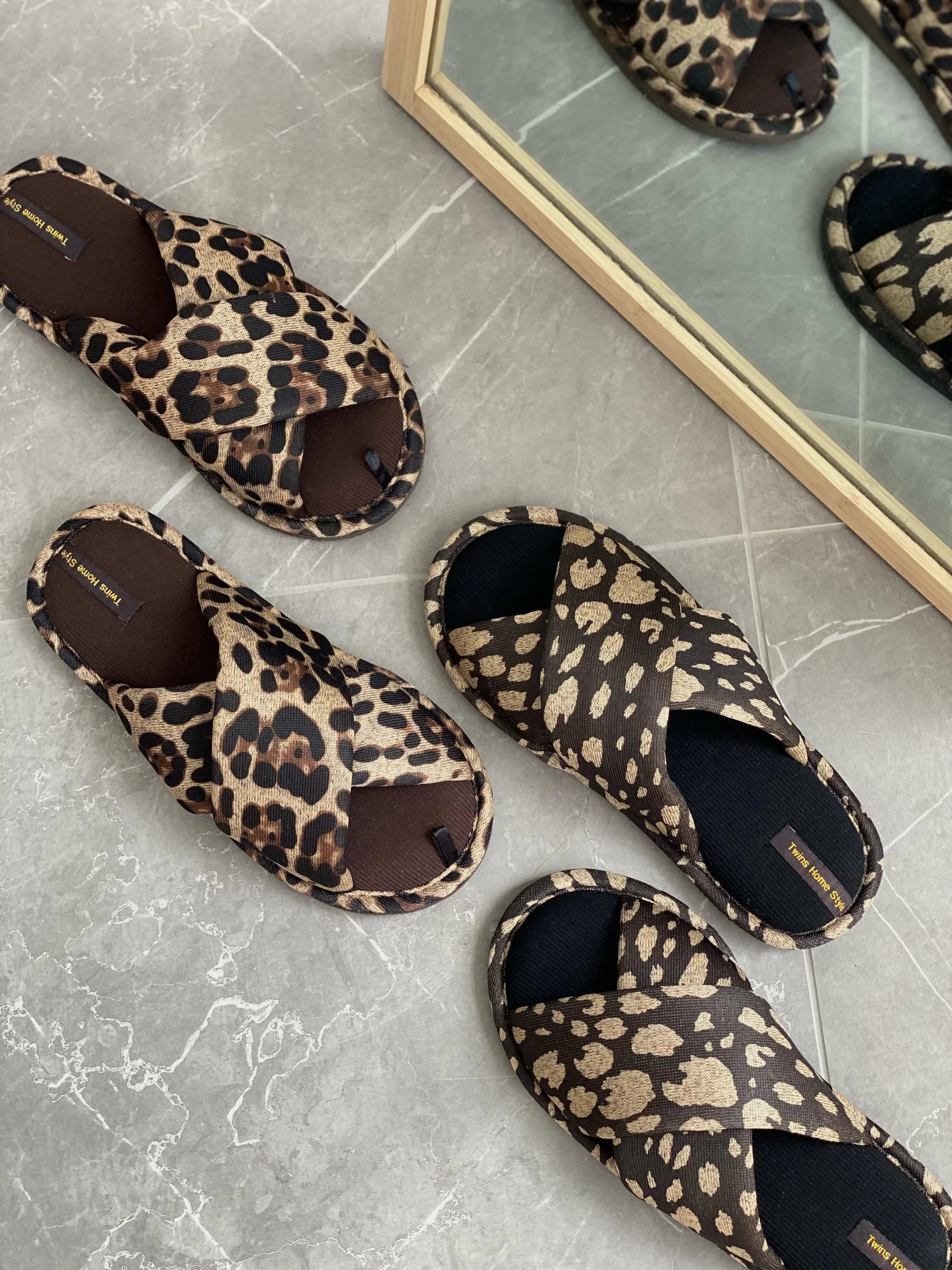 Kapcie damskie HS-VL na krzyż animal print, czarne