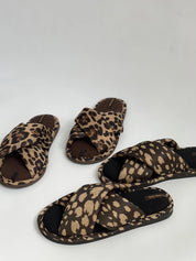 Kapcie damskie HS-VL na krzyż animal print, czarne