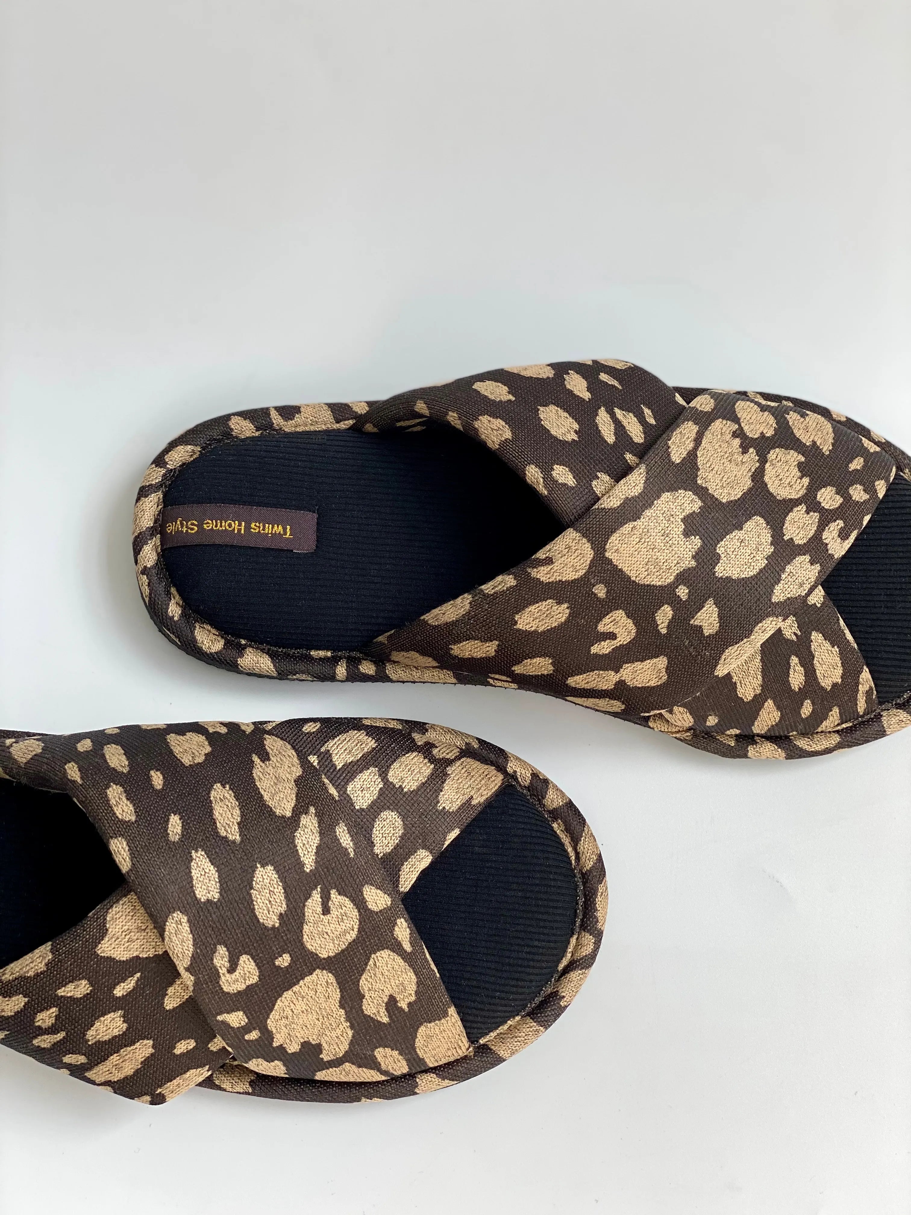 Kapcie damskie HS-VL na krzyż animal print, czarne