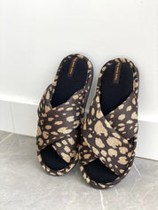 Kapcie damskie HS-VL na krzyż animal print, czarne