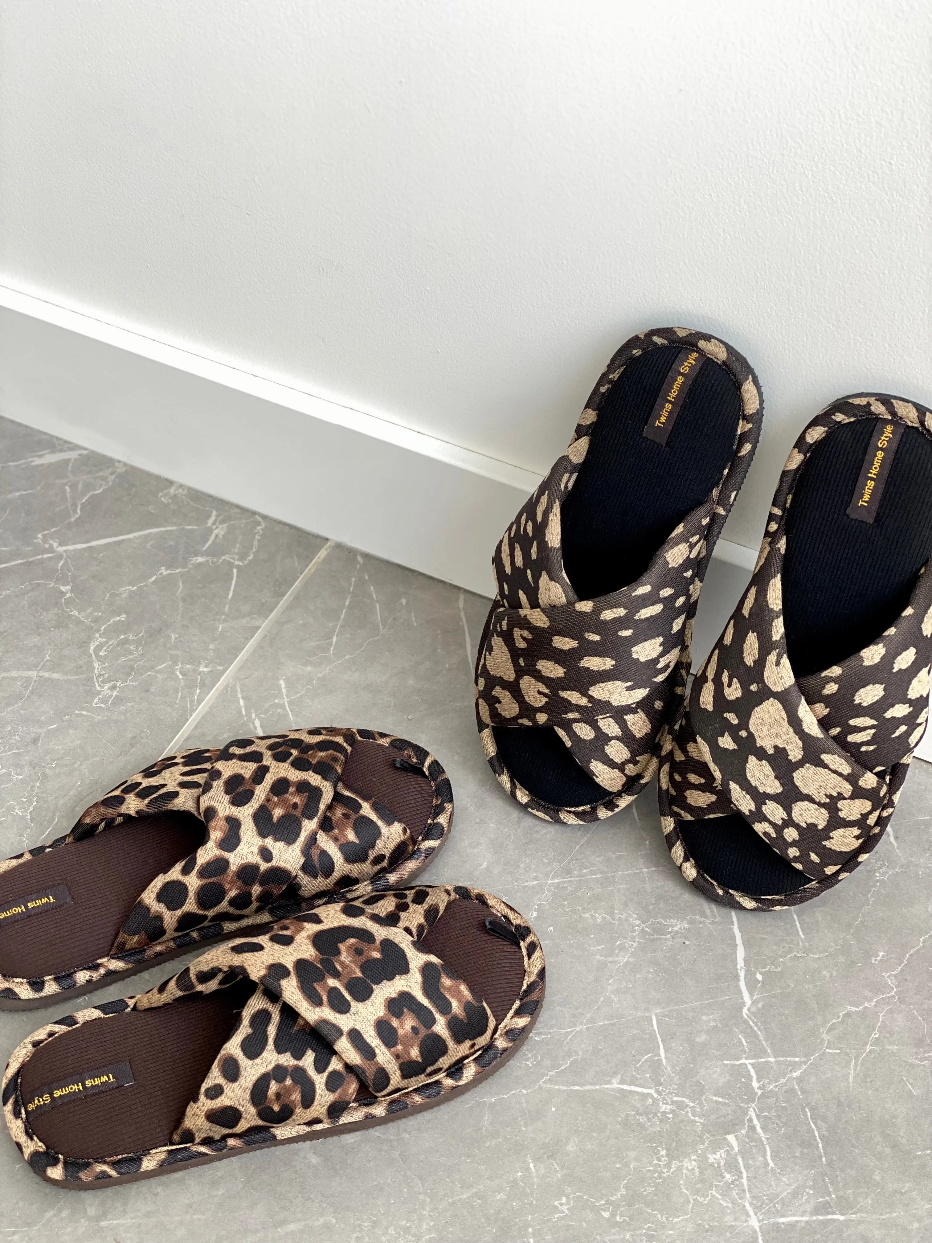 Kapcie damskie HS-VL na krzyż animal print, czarne