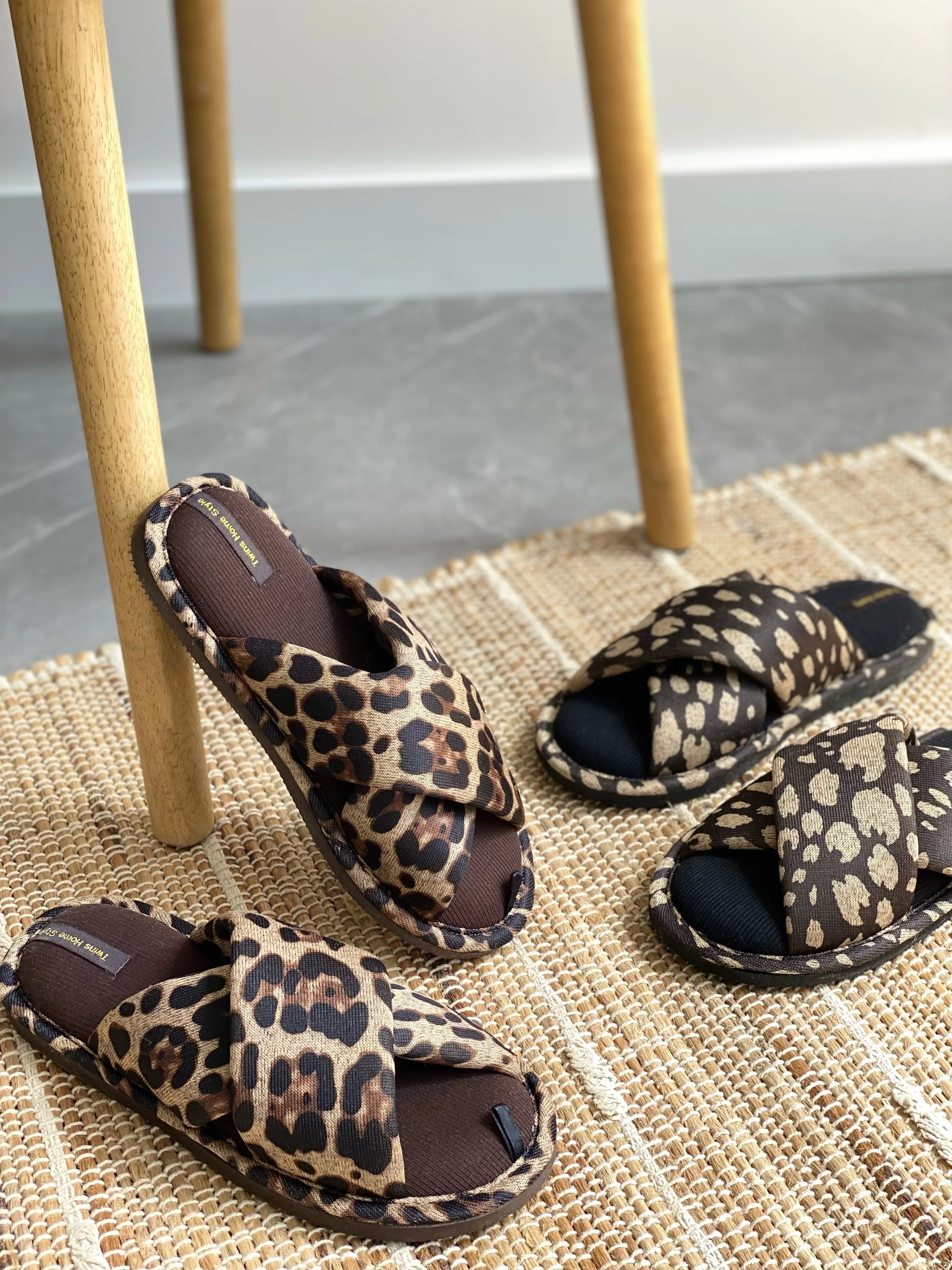 Kapcie damskie HS-VL na krzyż animal print, czarne