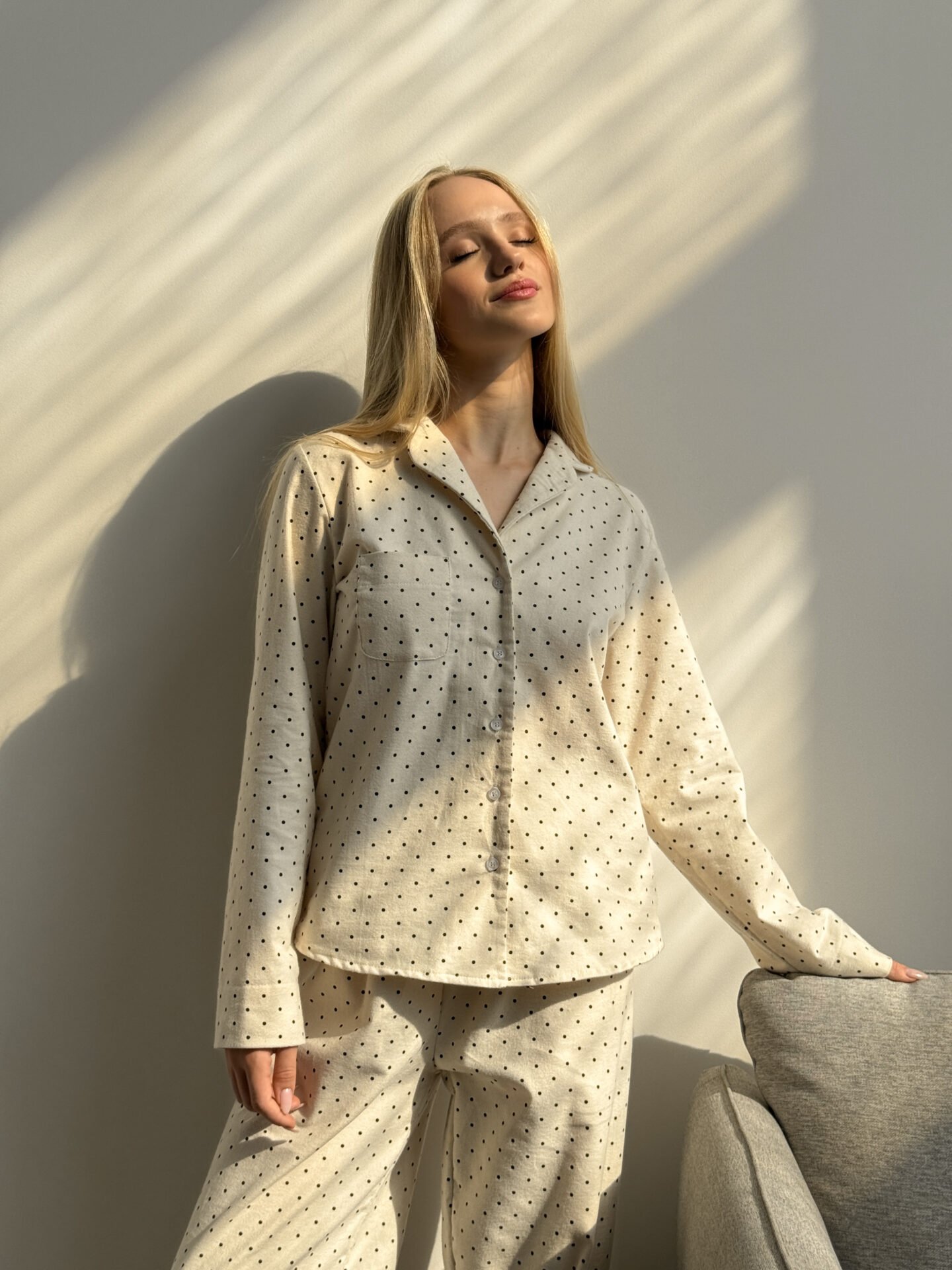 Komplet piżamowy koszula i spodnie, z flaneli, kremowy w groszki