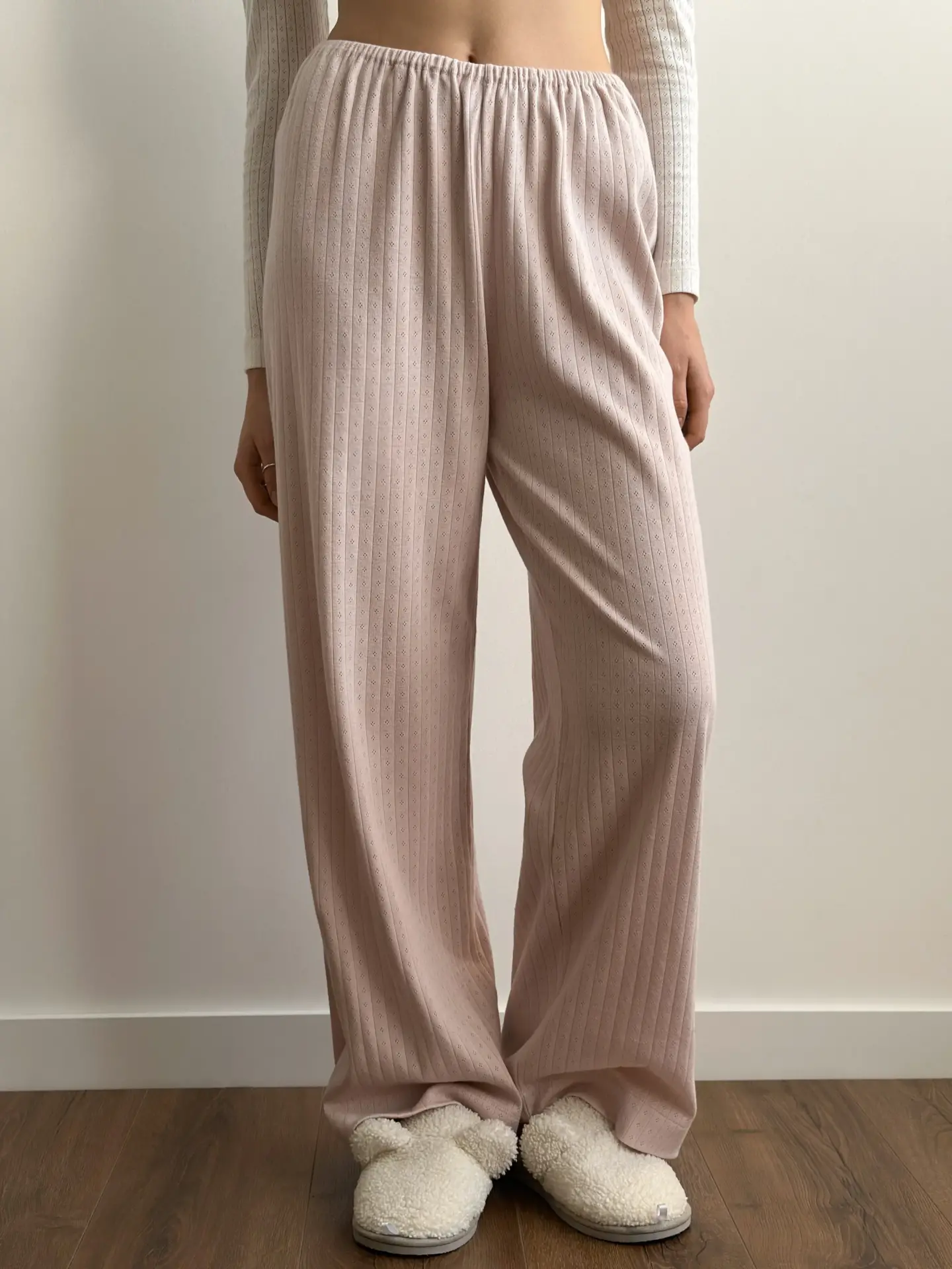 Spodnie szerokie z ribany prążkowanej, pudrowe