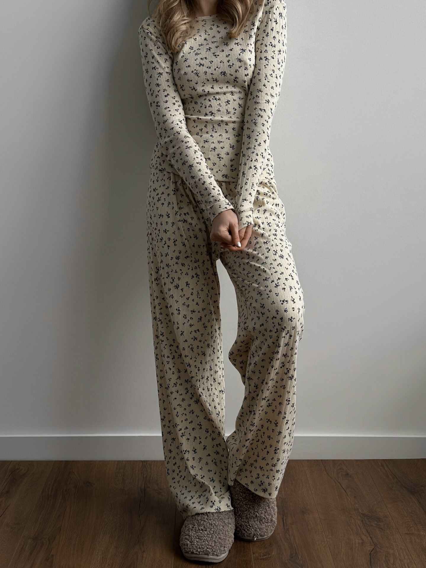 Komplet koszulka z długim rękawem i szerokie spodnie, z ribany prążkowanej, kremowy w granatowe kwiatki