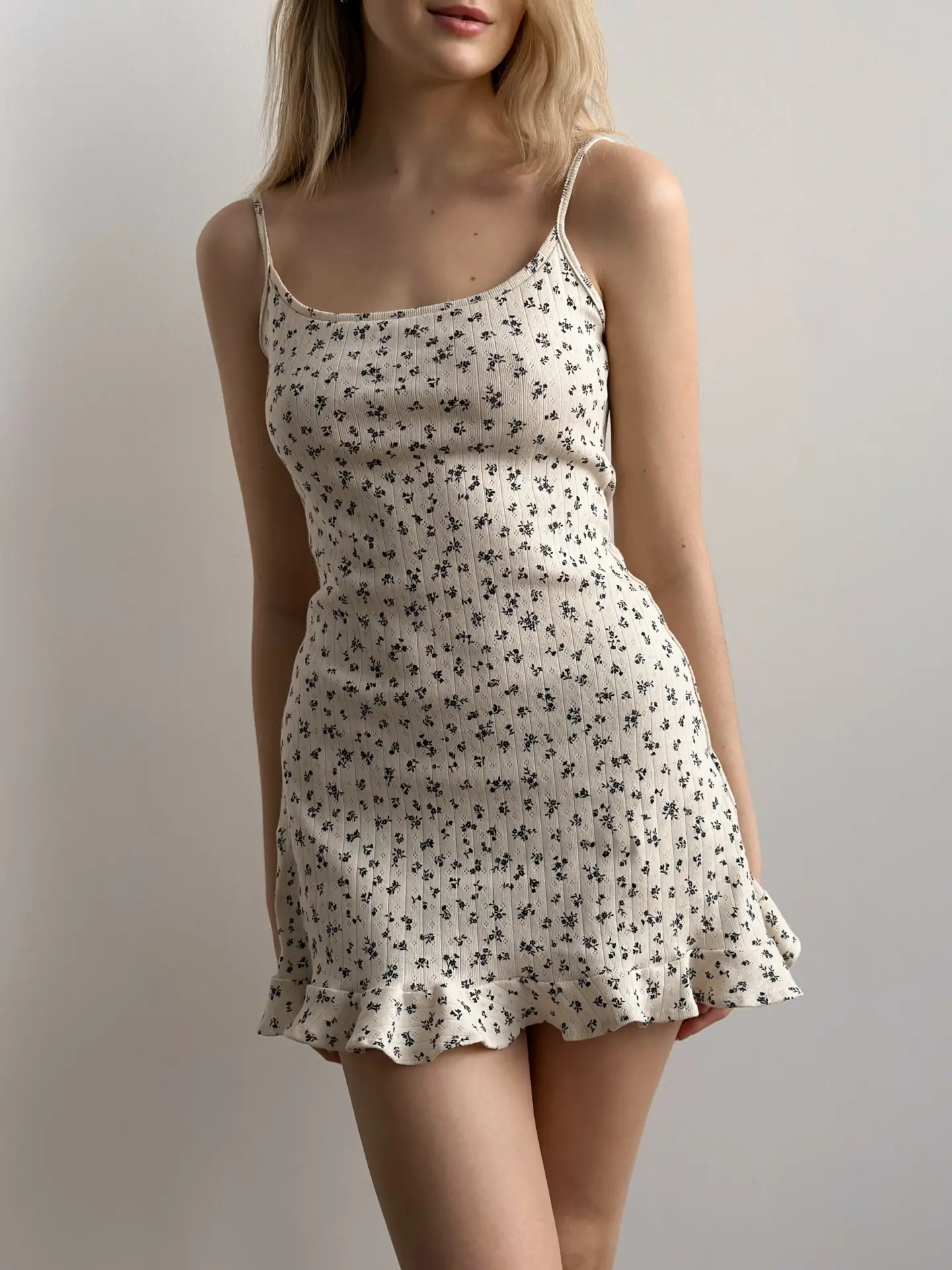 Sukienka nocna z falbankami, z ribany prążkowanej, kremowa w granatowe kwiatki