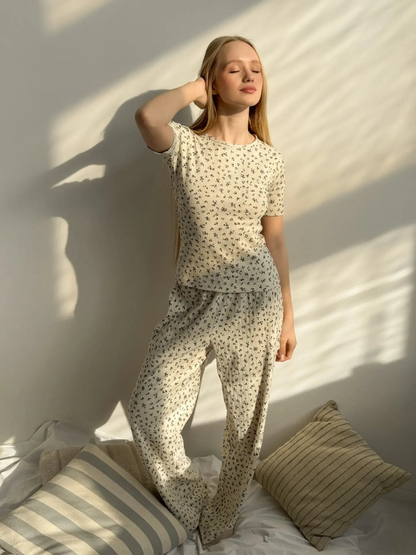 Spodnie szerokie z ribany prążkowanej, kremowe w granatowe kwiatki