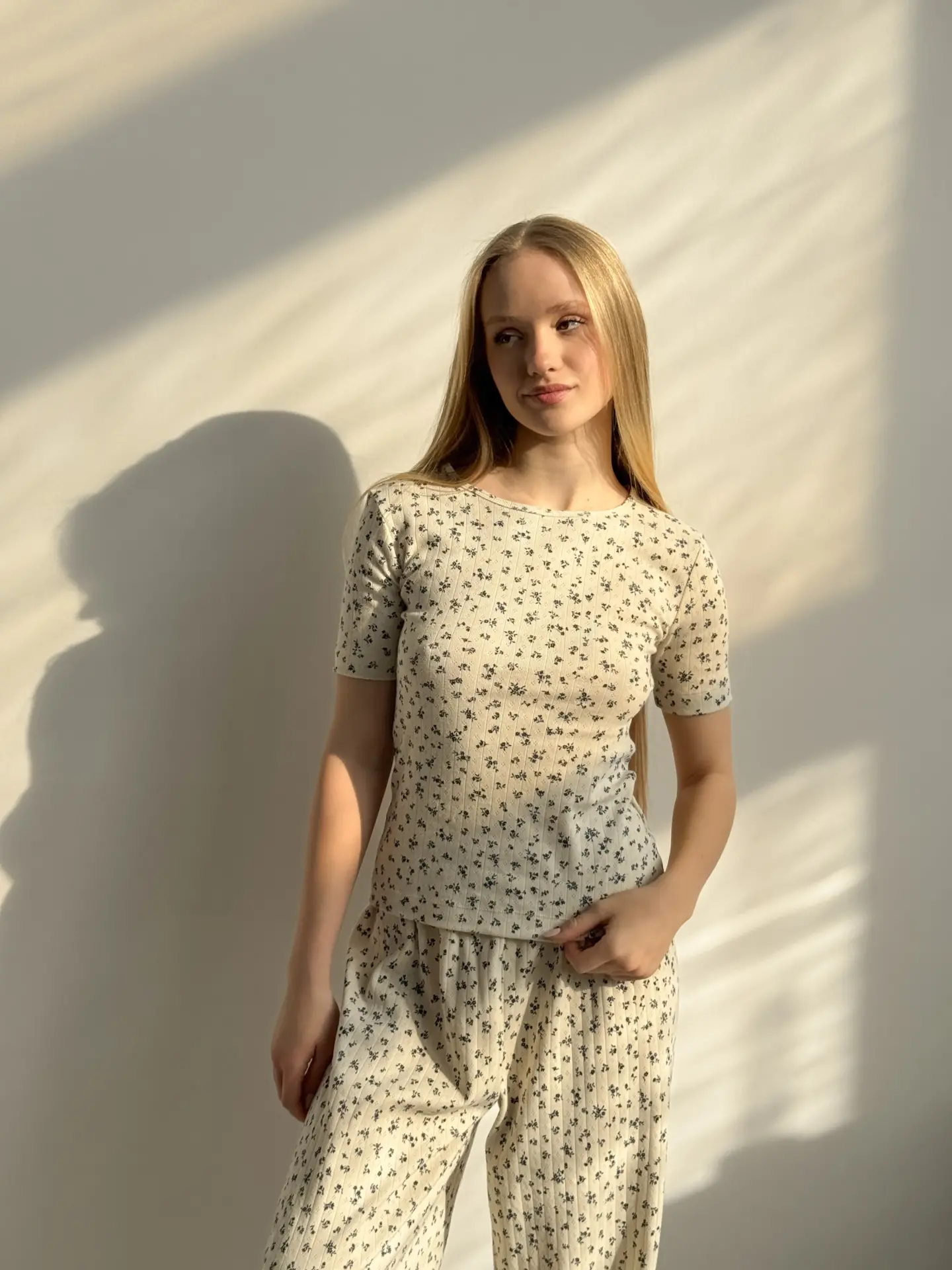 Koszulka z ribany prążkowanej, kremowa w granatowe kwiatki