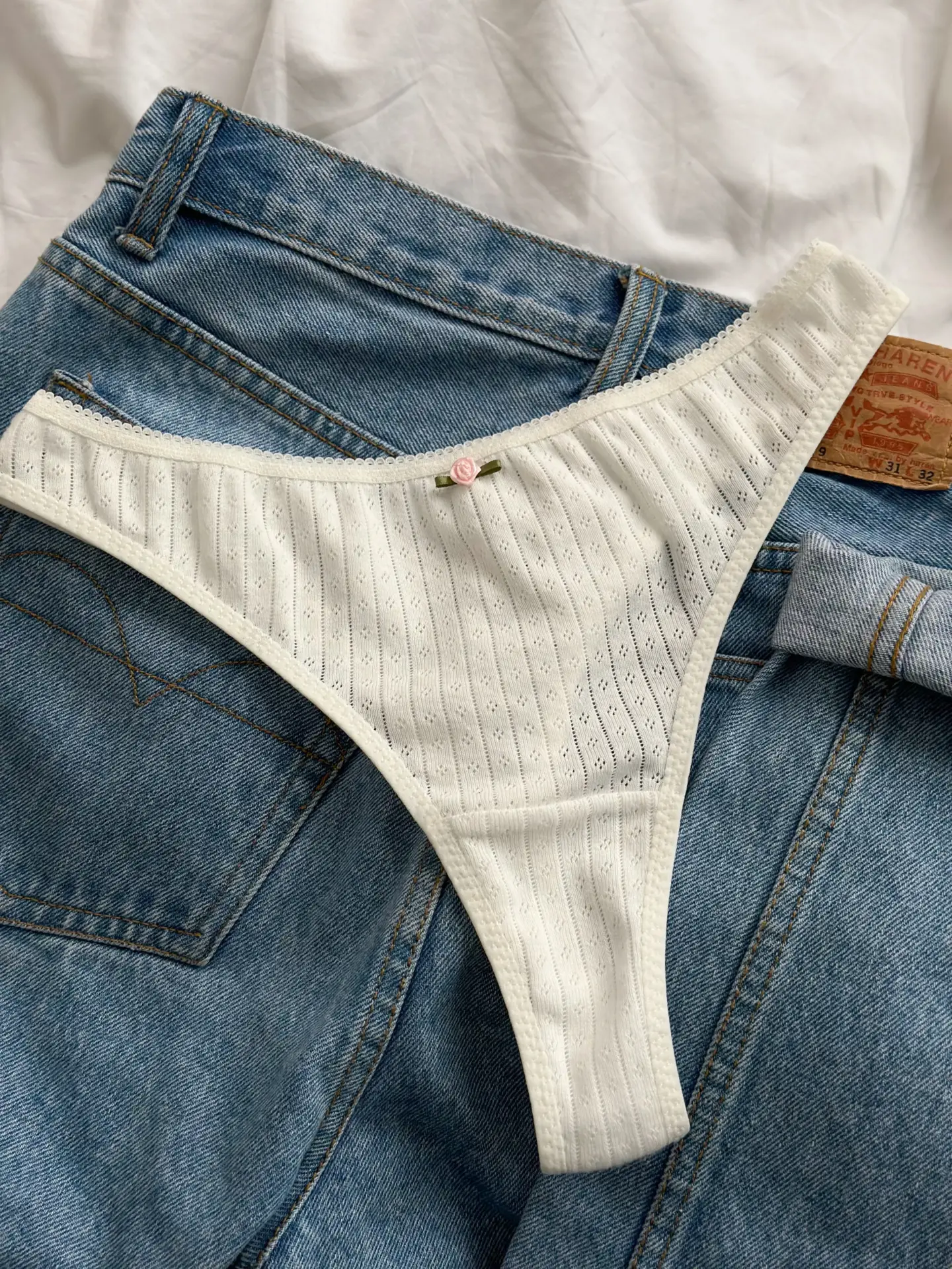 Majtki Stringi z ribany prążkowanej, mleczne