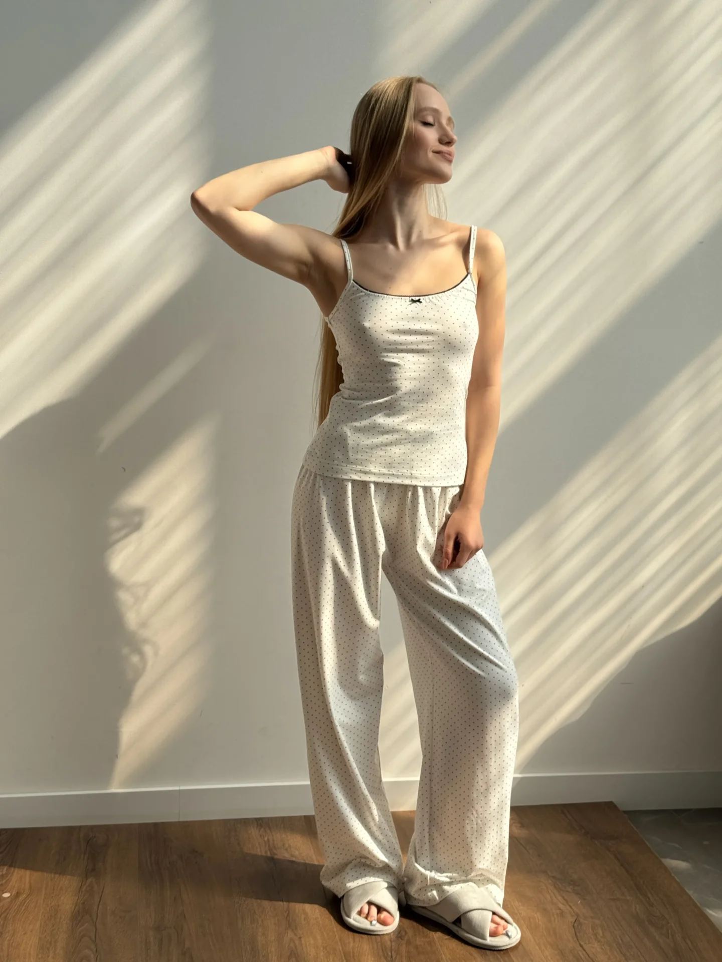 Komplet koszulka na ramiączkach i szerokie spodnie, z dzianiny, biały w granatowe groszki