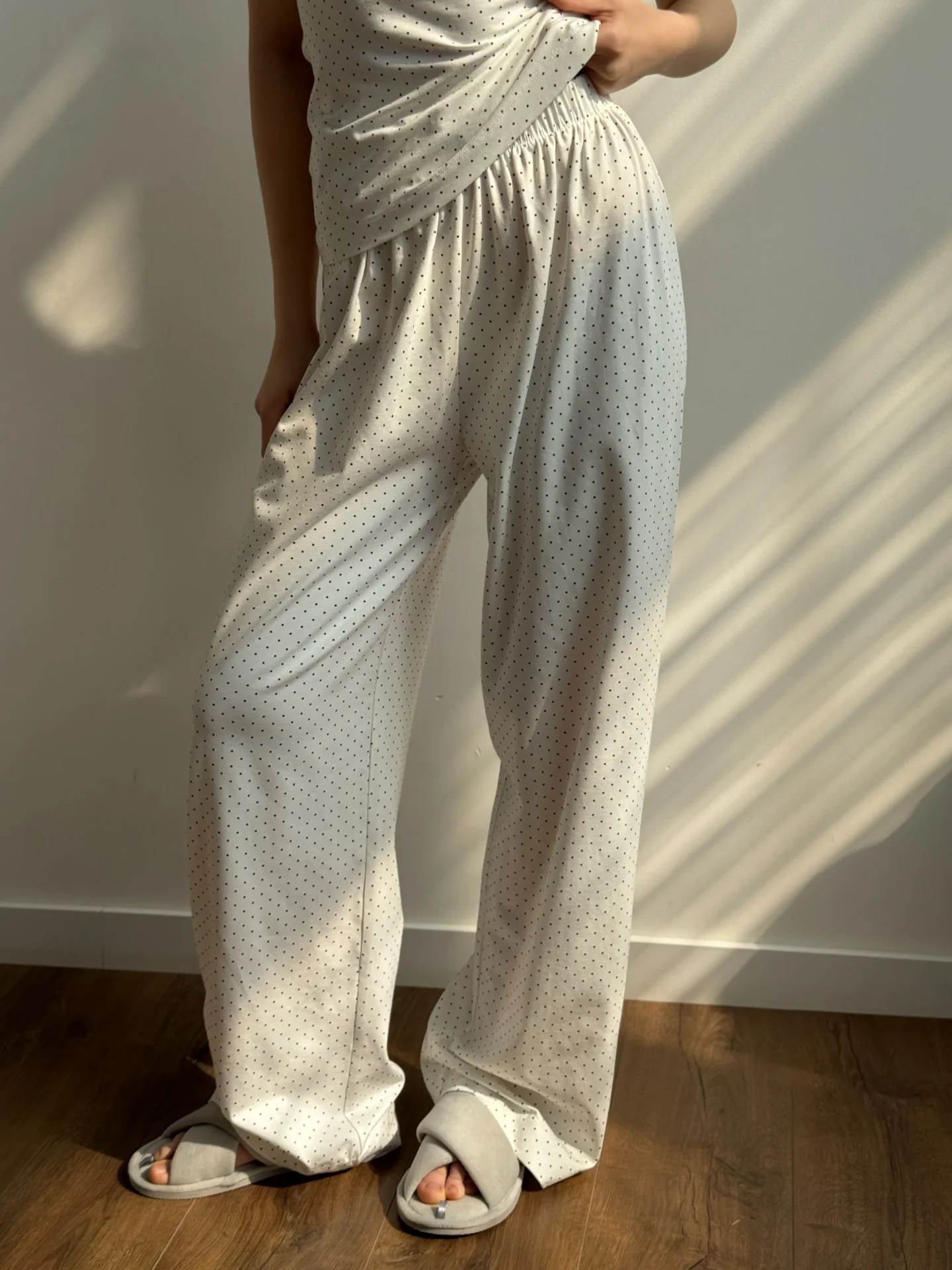 Spodnie szerokie z dzianiny, białe w granatowe groszki