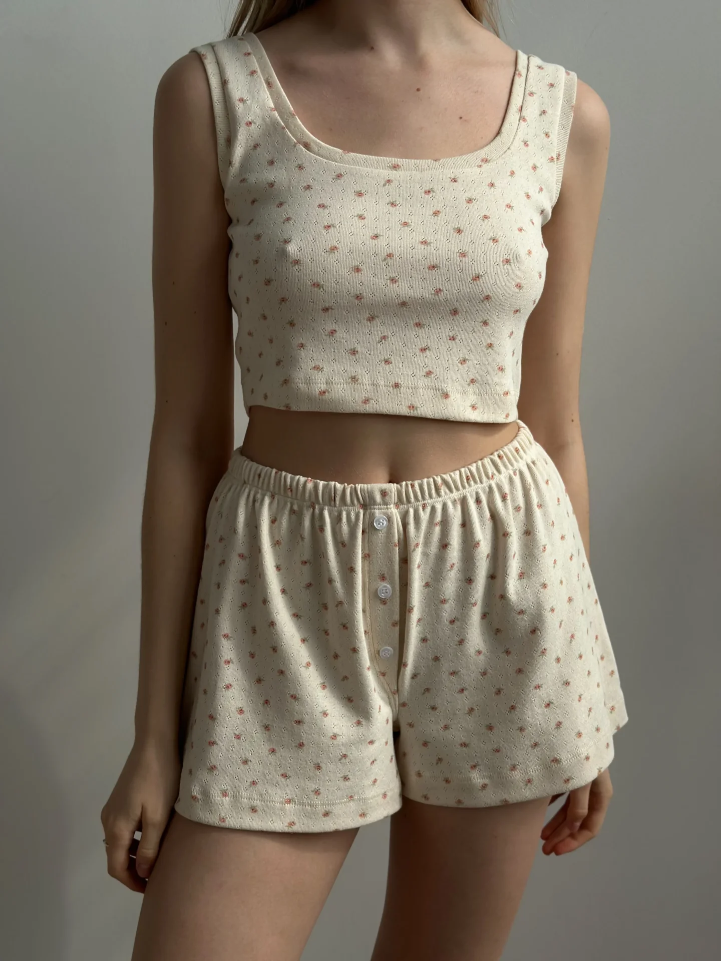 Top mini z ribany, kremowy w różę