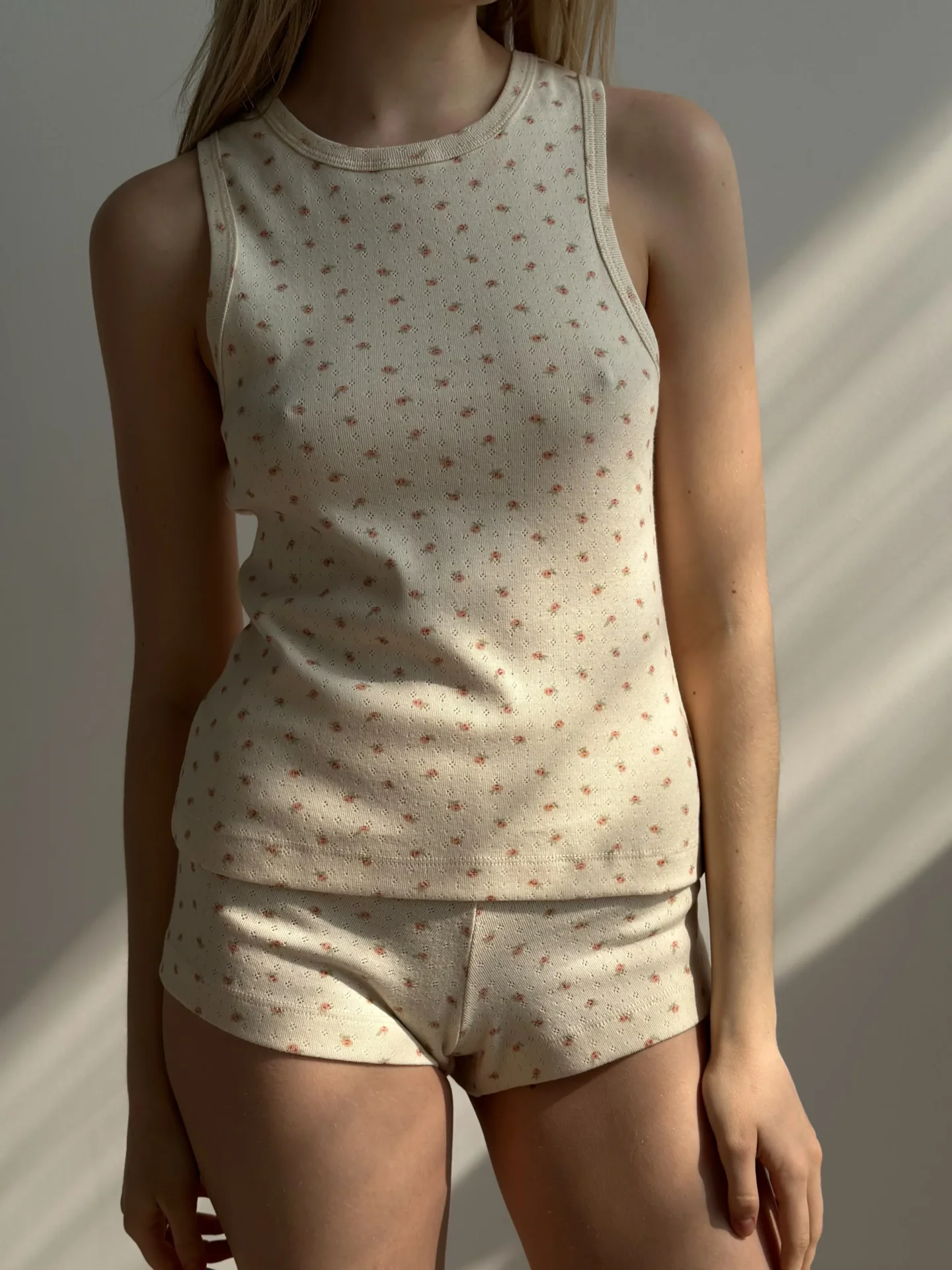 Koszulka bez rękawów z ribany, kremowa w różę