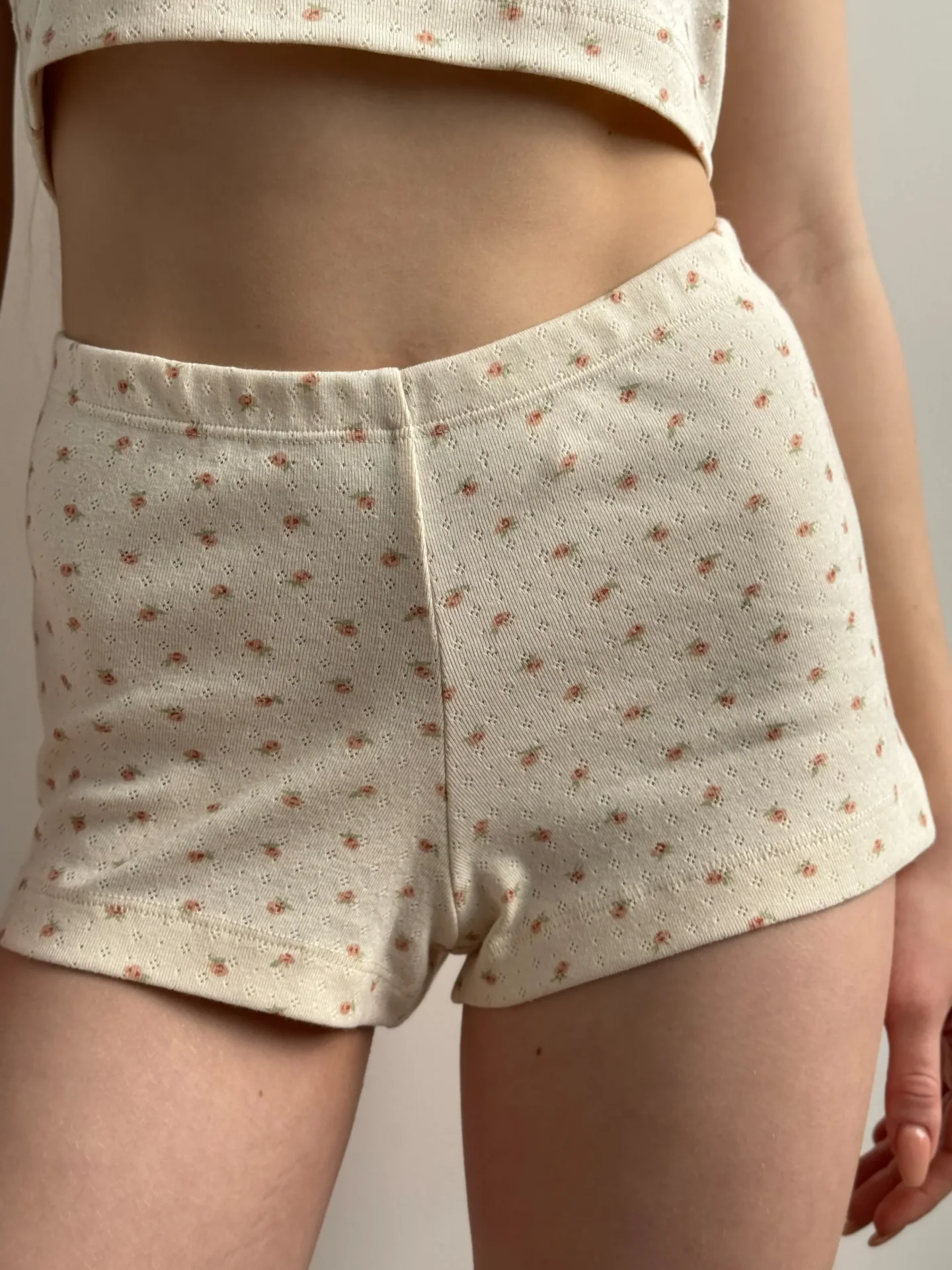 Szorty mini z ribany, kremowe w róże