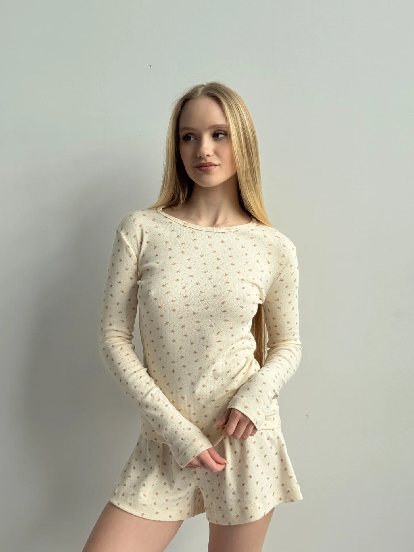 Koszulka z długim rękawem, z ribany, kremowa w róże