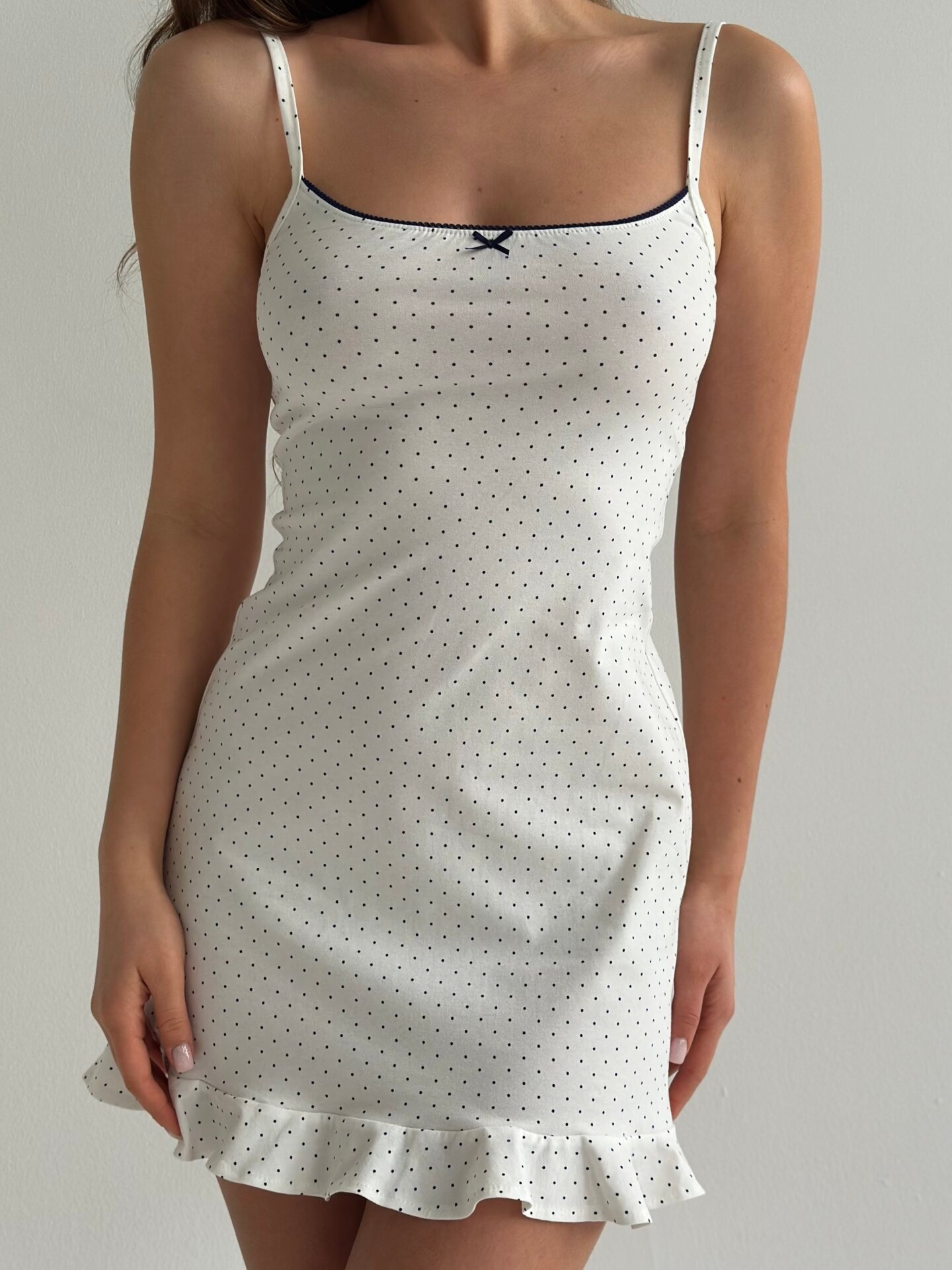 Sukienka nocna z falbankami, z dzianiny, biała w granatowe groszki