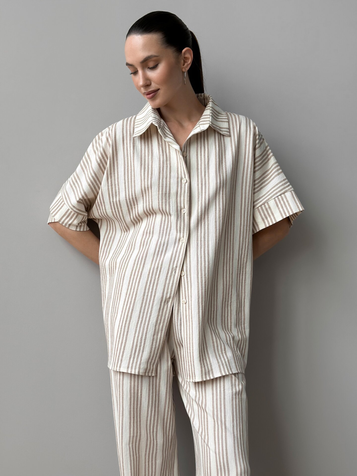 Komplet koszula z krótkim rękawem i spodnie, z bawełny, w paski beżowe