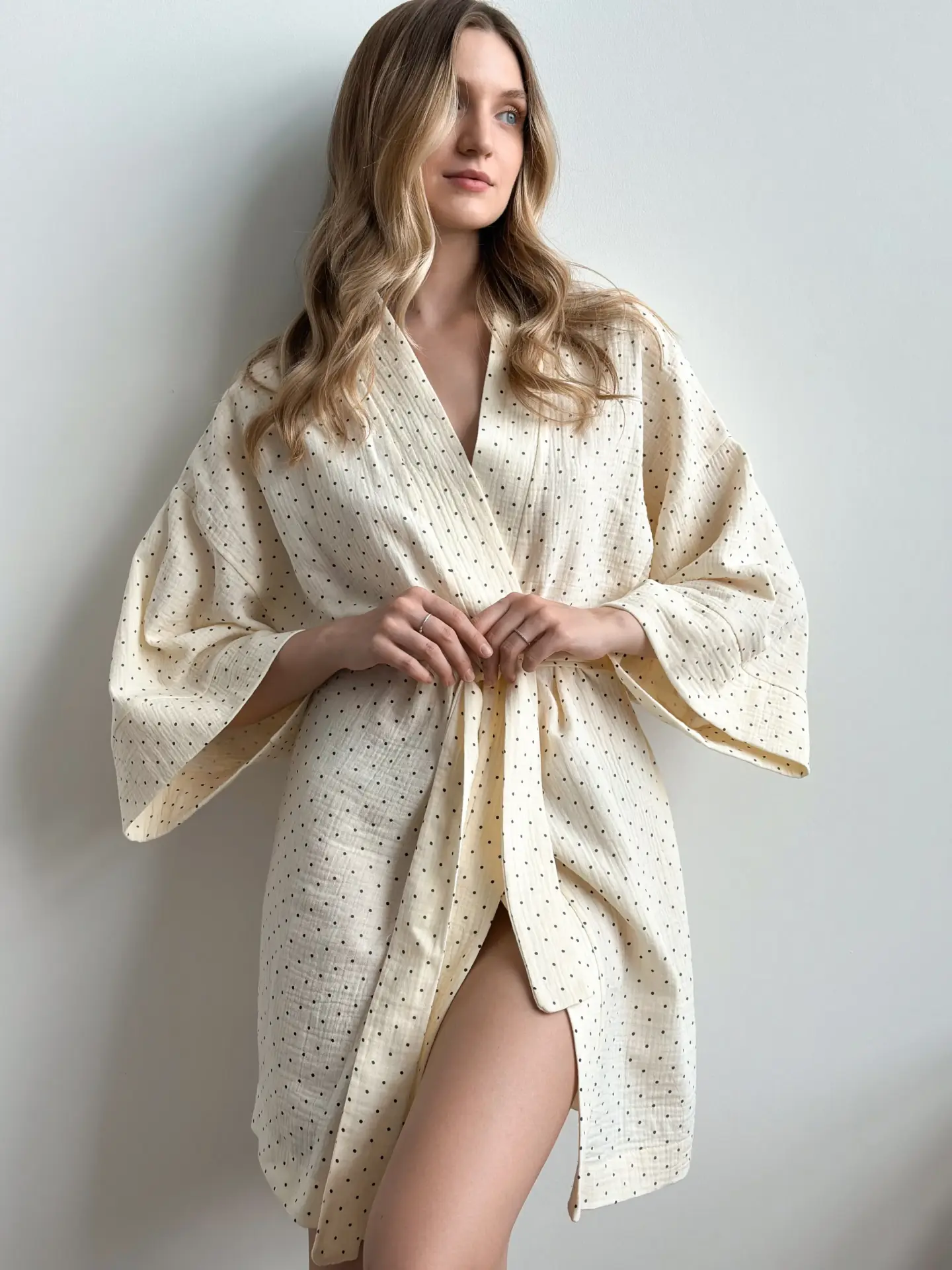 Szlafrok krótki kimono z muślinu, kremowy w groszki