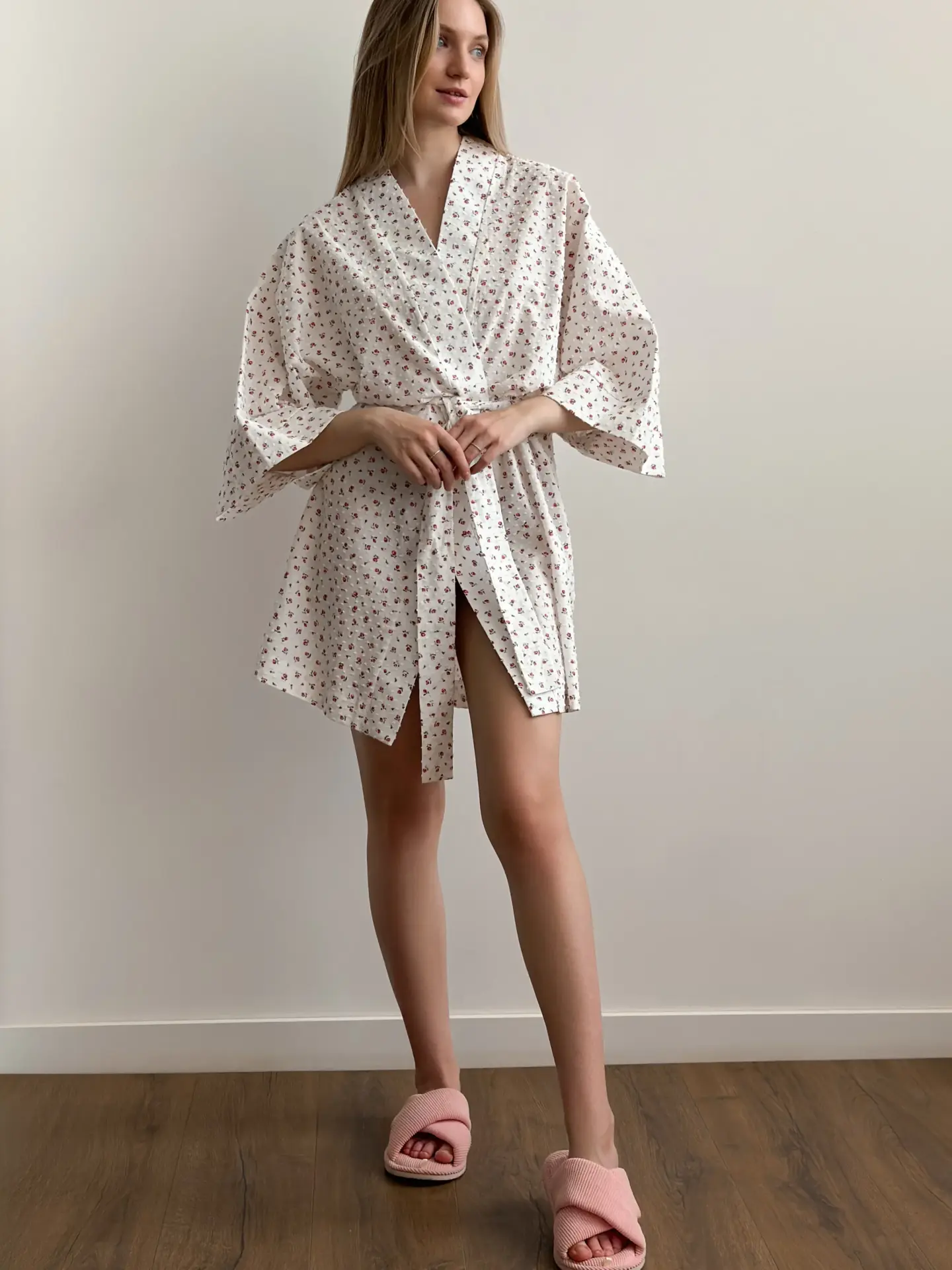 Szlafrok krótki z batystu, biały w kropki i czerwone róże