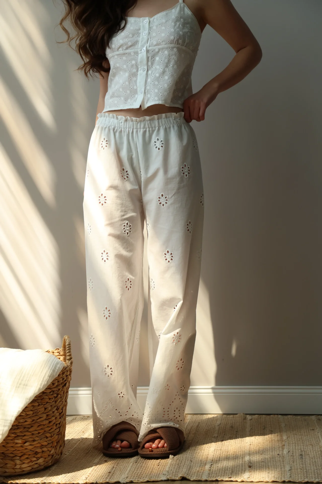 Spodnie Mono z bawełny, haft ażurowy „kwiat”, białe