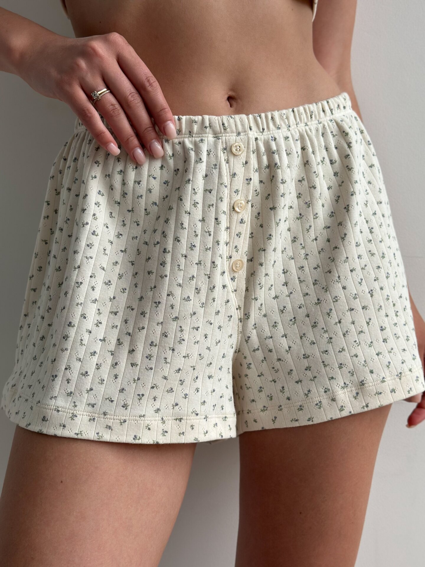 Szorty z rozporkiem ozdobnym, z ribany prążkowanej, kremowe w niebieskie kwiatki