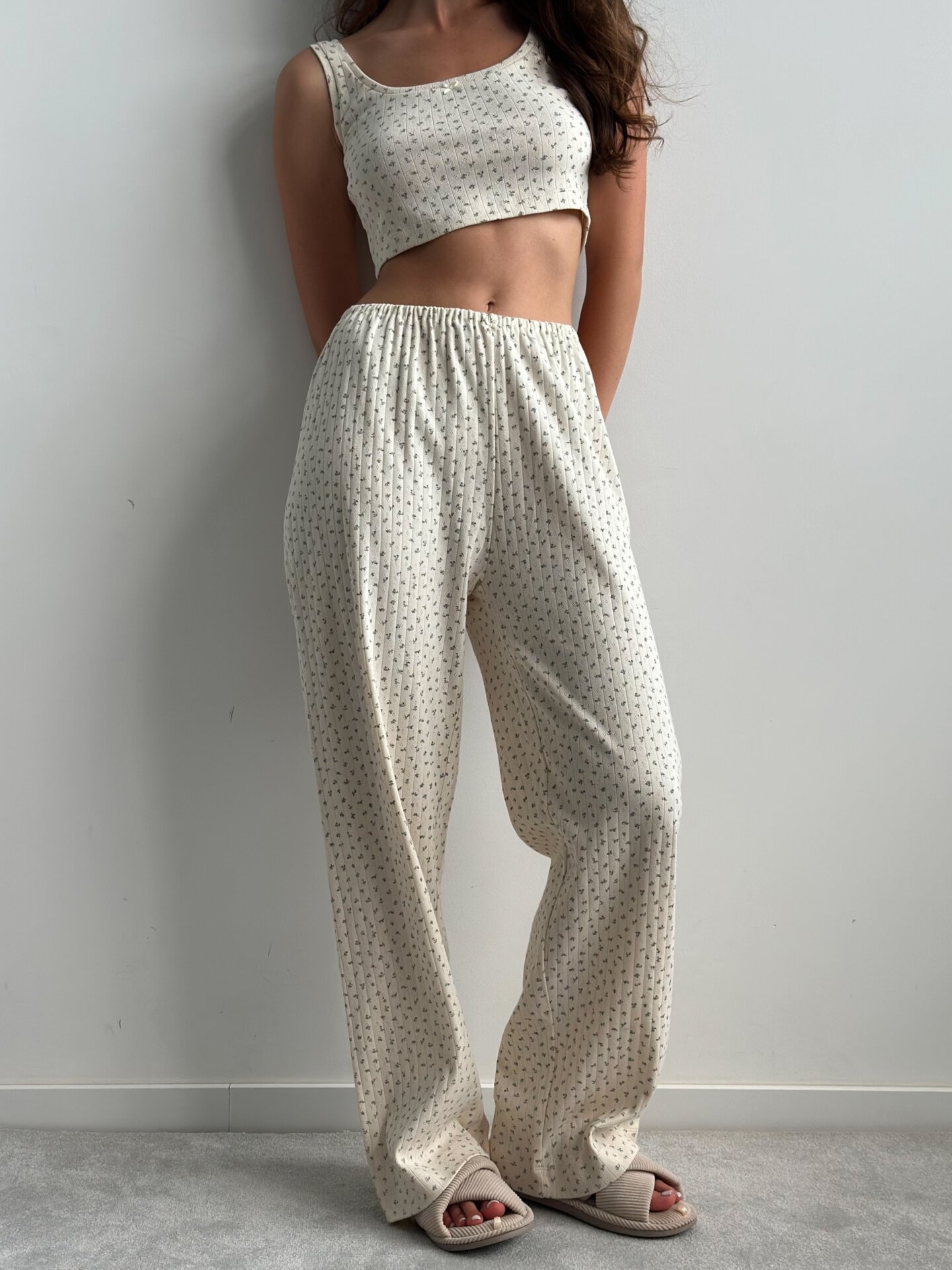 Spodnie szerokie z ribany prążkowanej, kremowe w niebieskie kwiatki