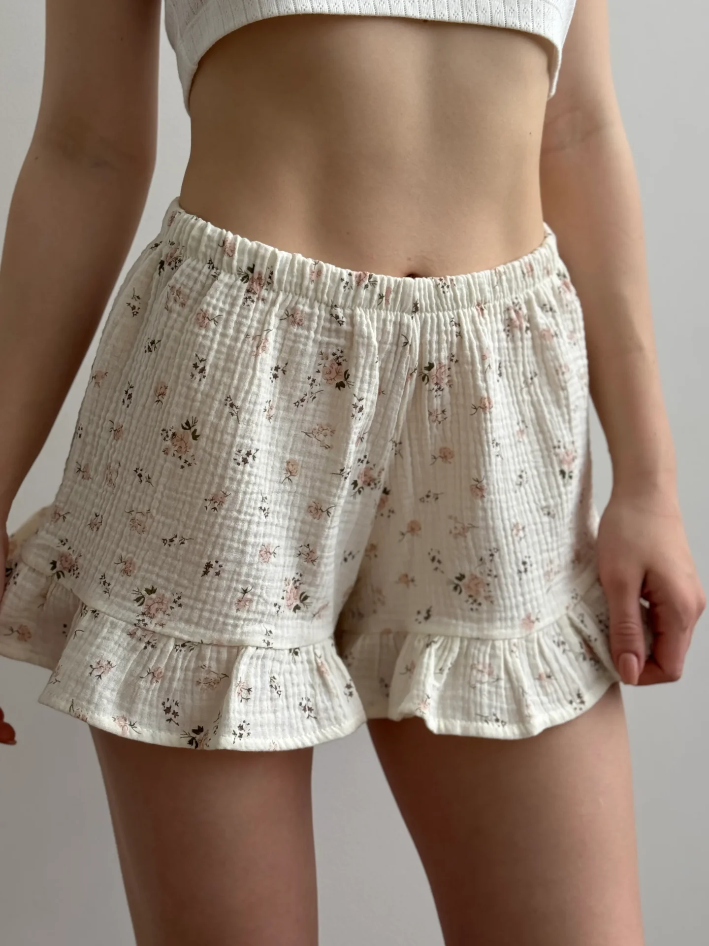 Szorty z falbanami, z muślinu, kremowe w brązowe róże