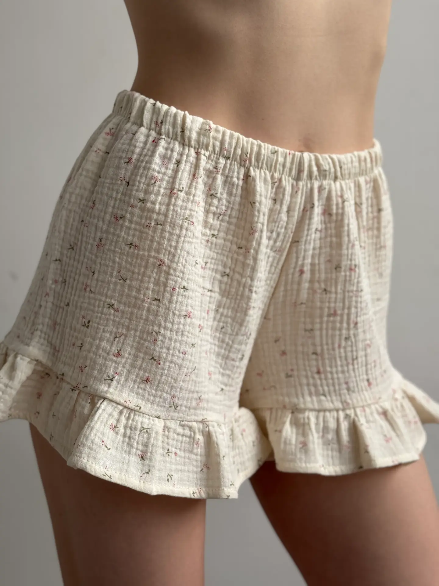 Szorty z falbanami, z muślinu, waniliowe w stokrotki