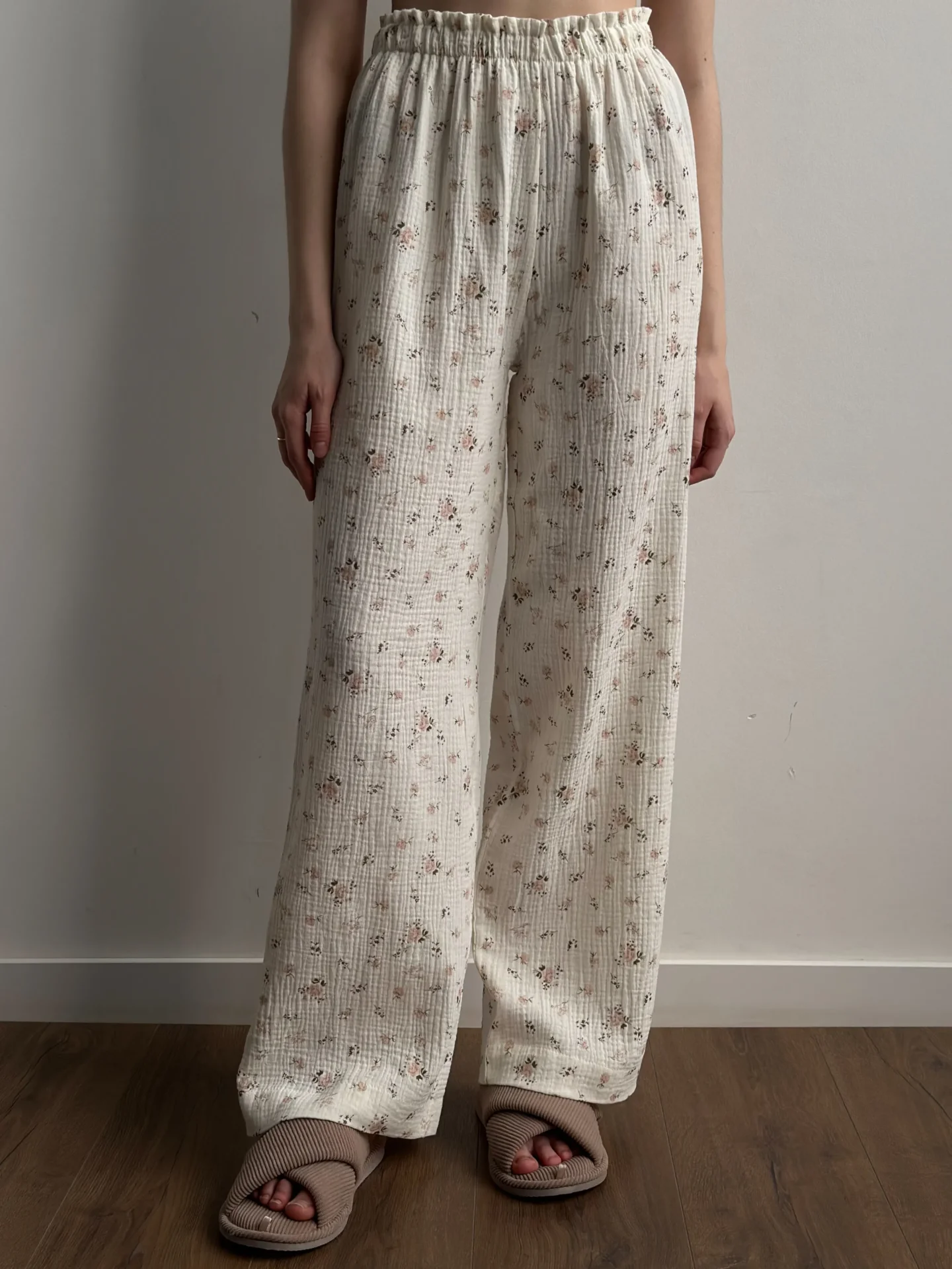 Spodnie Mono z muślinu, kremowe w brązowe róże