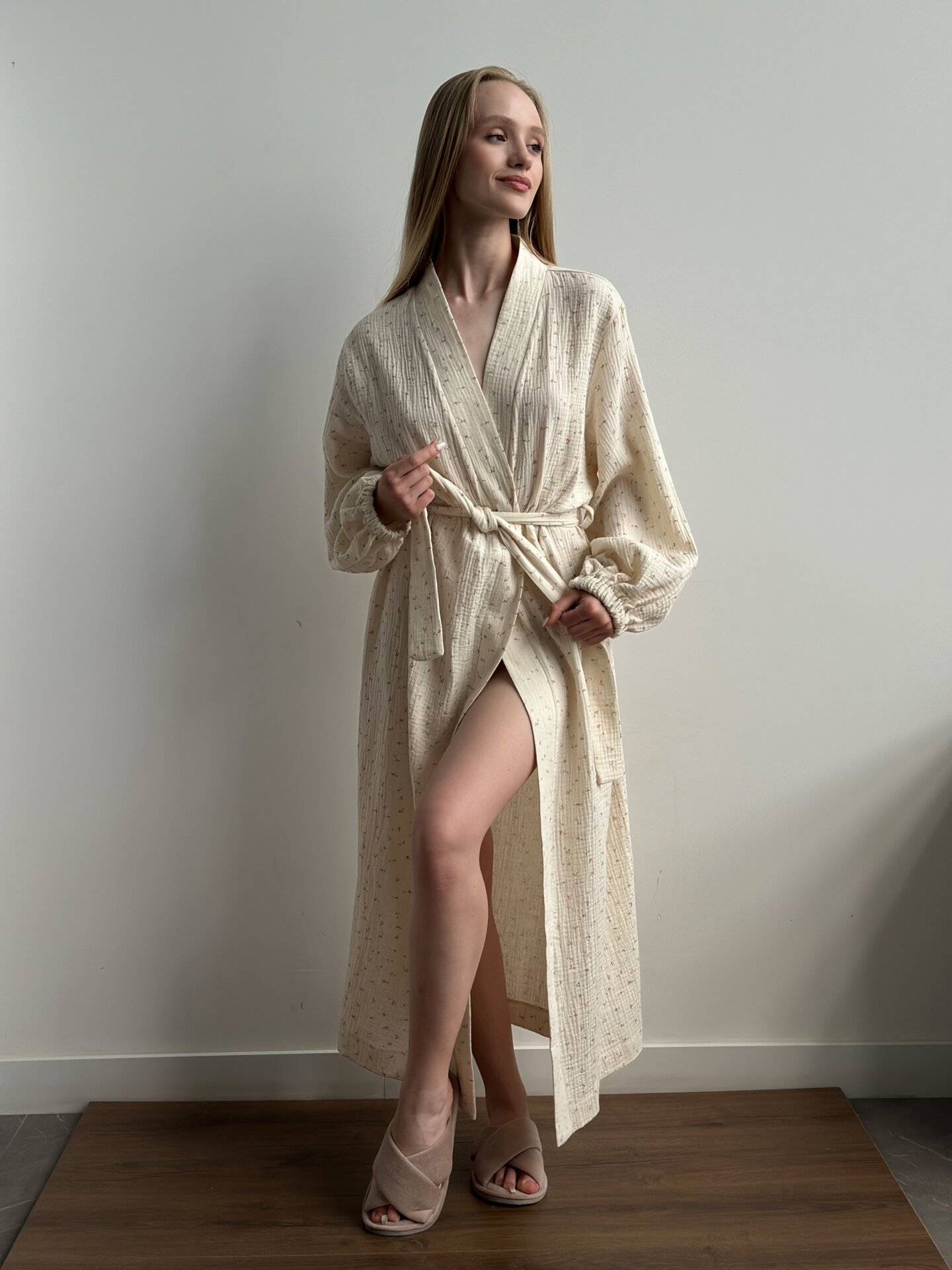 Szlafrok długi z muślinu, waniliowy w stokrotki