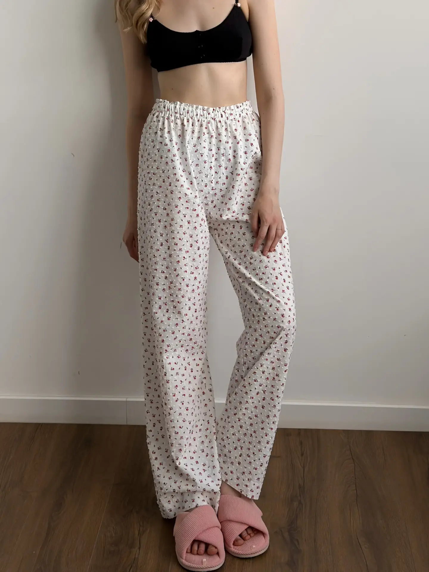 Spodnie Mono z batystu, białe w kropki i czerwone róże