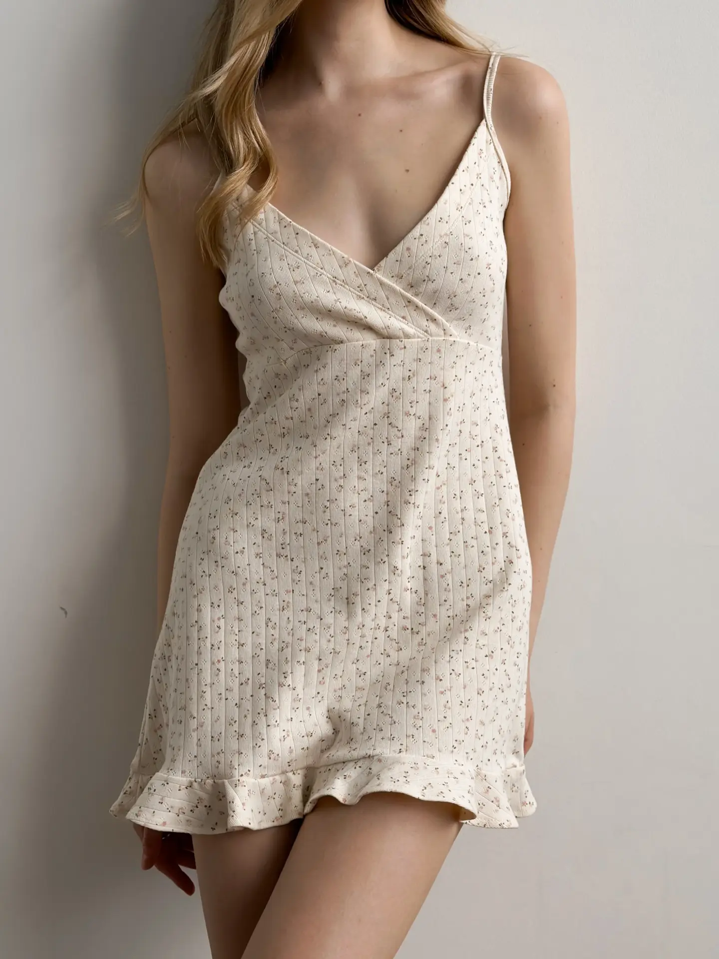 Sukienka nocna kopertowa z ribany prążkowanej, kremowa w różowe kwiatki